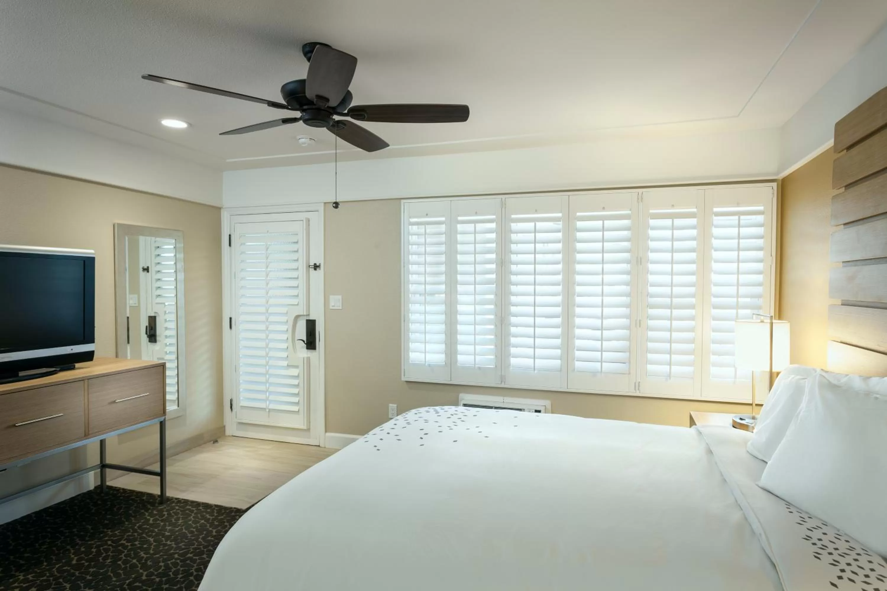 Premium Queen Room with Kitchen  in Diamond Head Inn