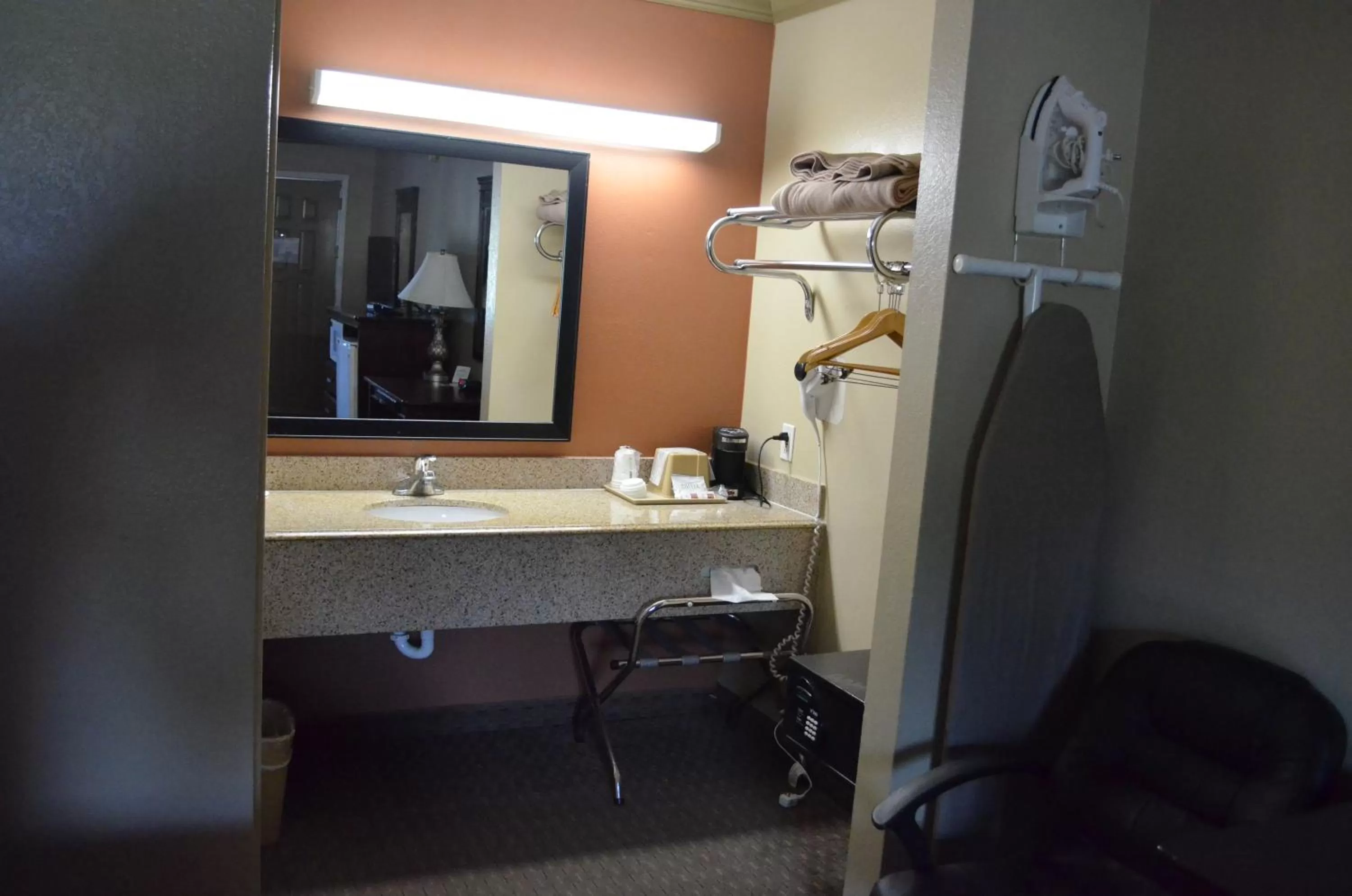 Deluxe King Room - Smoking in Hill Country Inn and Suite