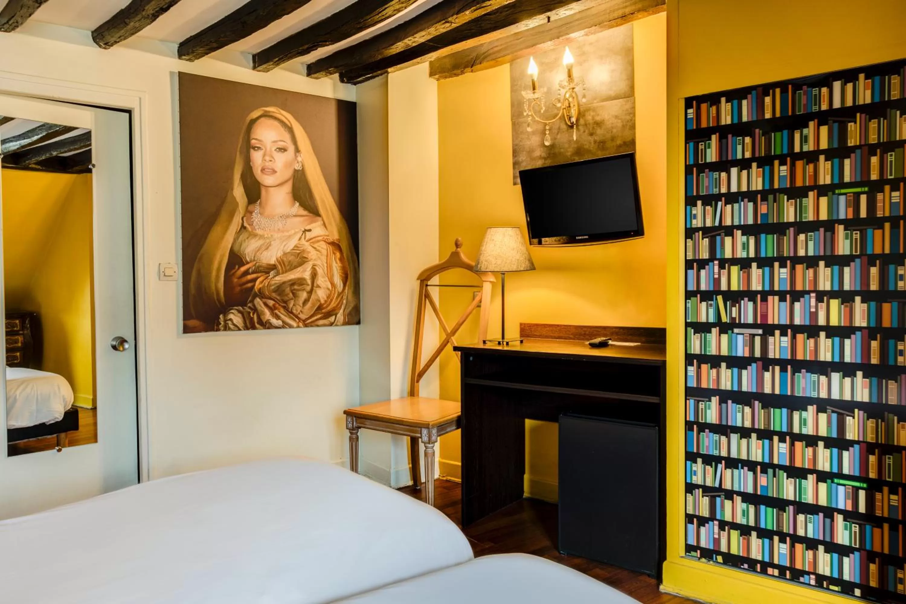 Urban Twin Room in Absolute Hotel Paris République