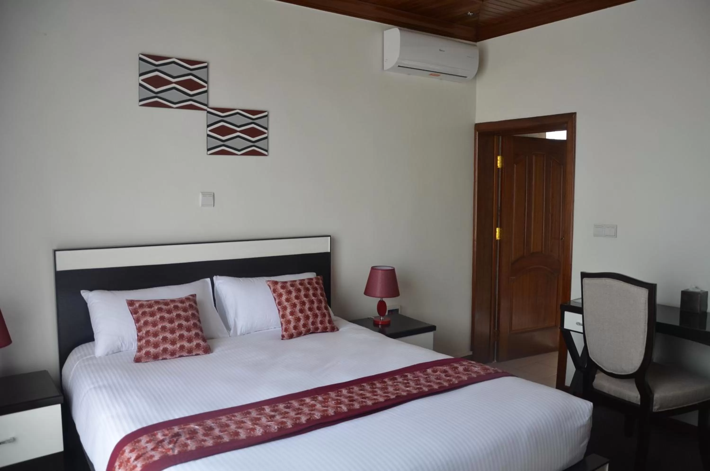 King Room with Pool View in Villa Asimba