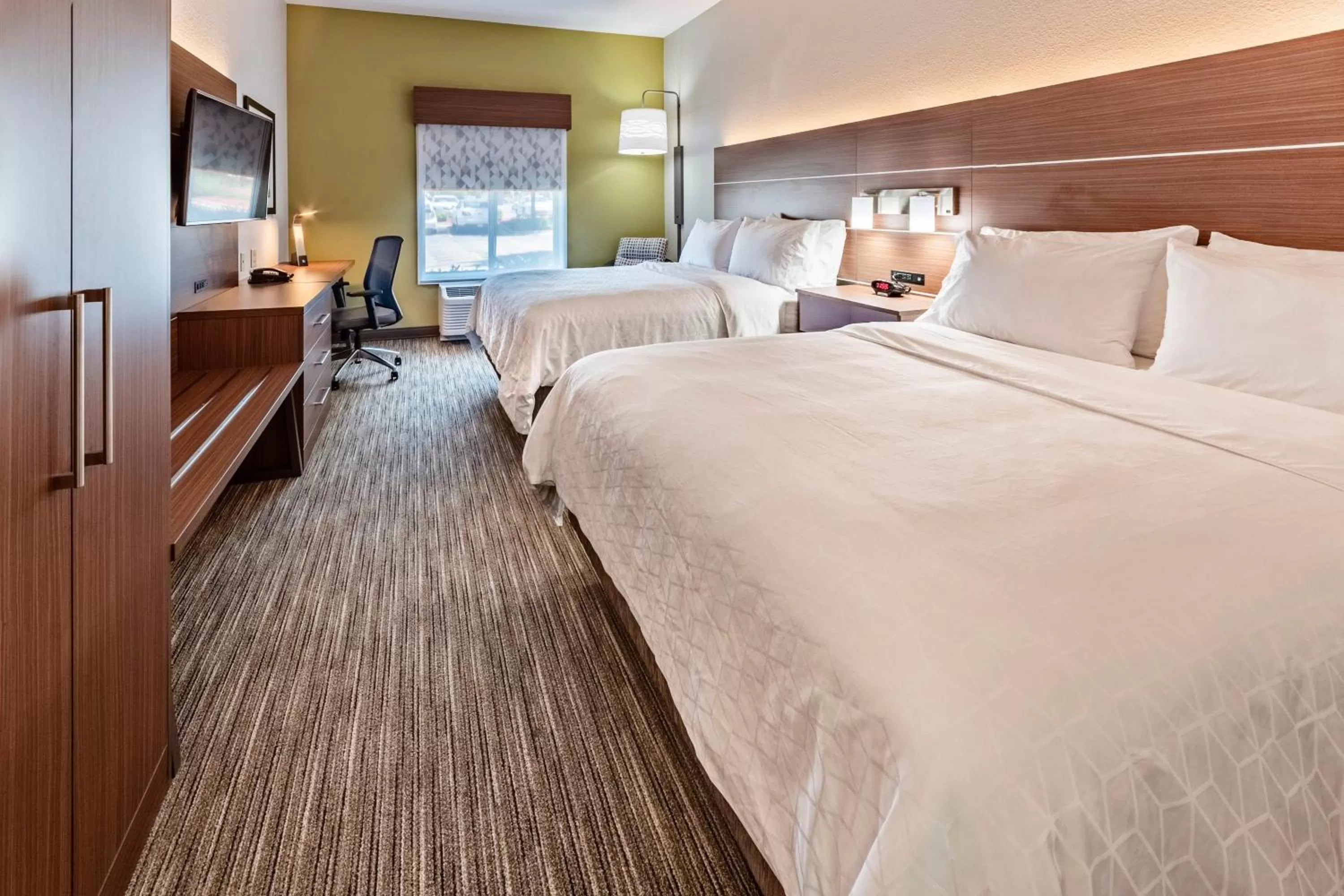 Standard Queen Room with Two Queen Beds and Roll-In Shower - Mobility Access in Holiday Inn Express Hotel & Suites Lake Zurich-Barrington by IHG