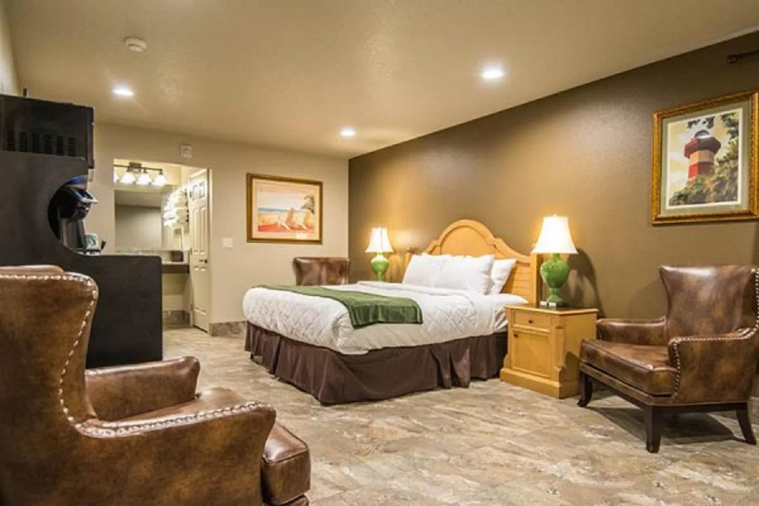 Deluxe King Room in The Gator Den