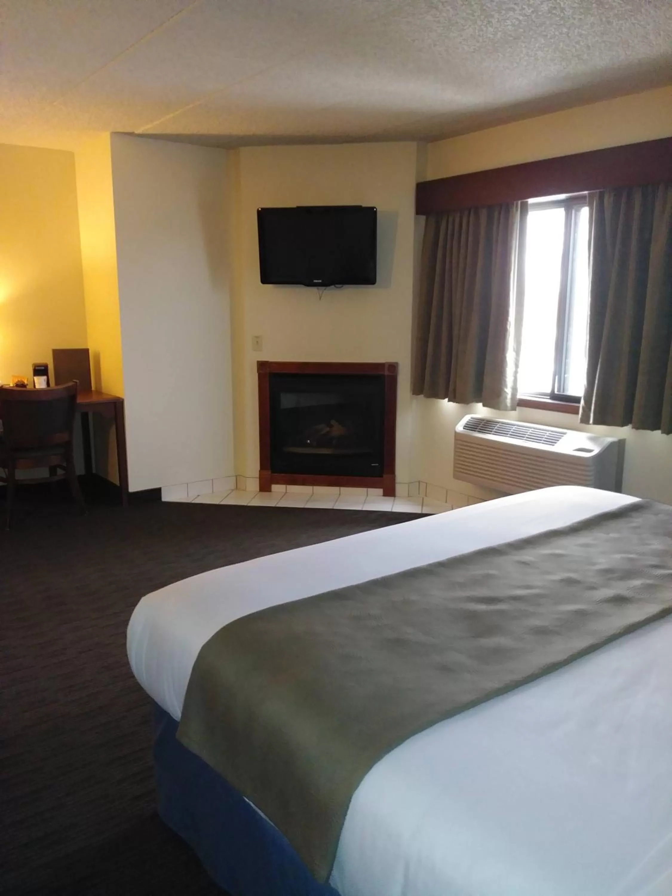 Deluxe King Room - Mobility Access/Non-Smoking in AmericInn by Wyndham Windsor Ft. Collins