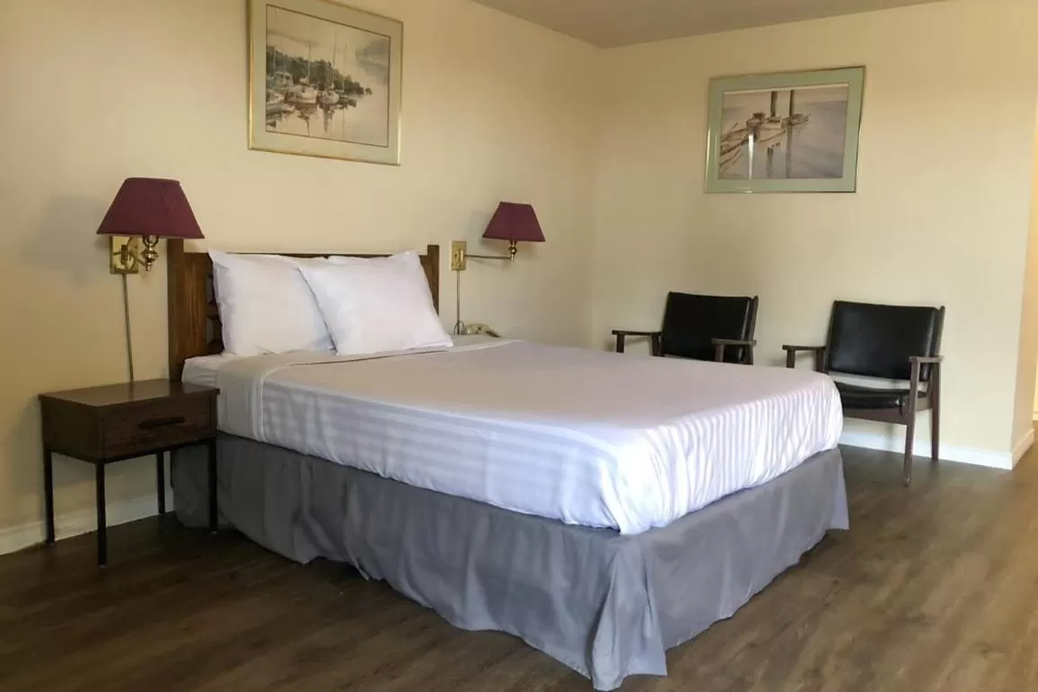 Queen Room - Non-Smoking in Knights Inn Fort Erie