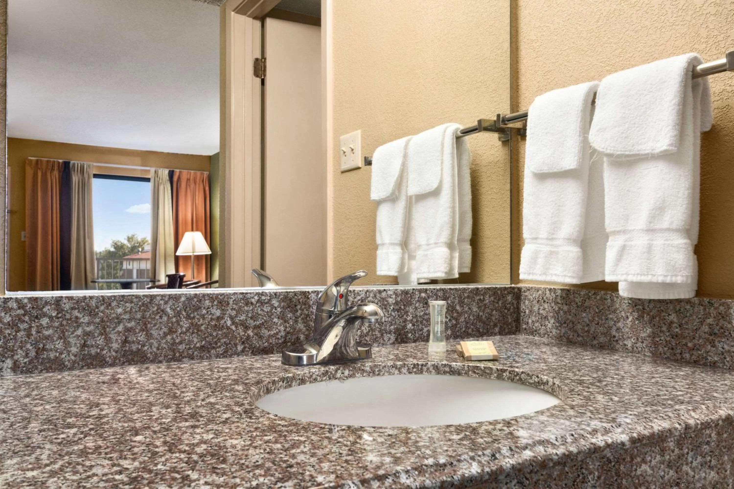 King Room - Disability Access - Non-Smoking in Super 8 by Wyndham Hattiesburg North - University Area