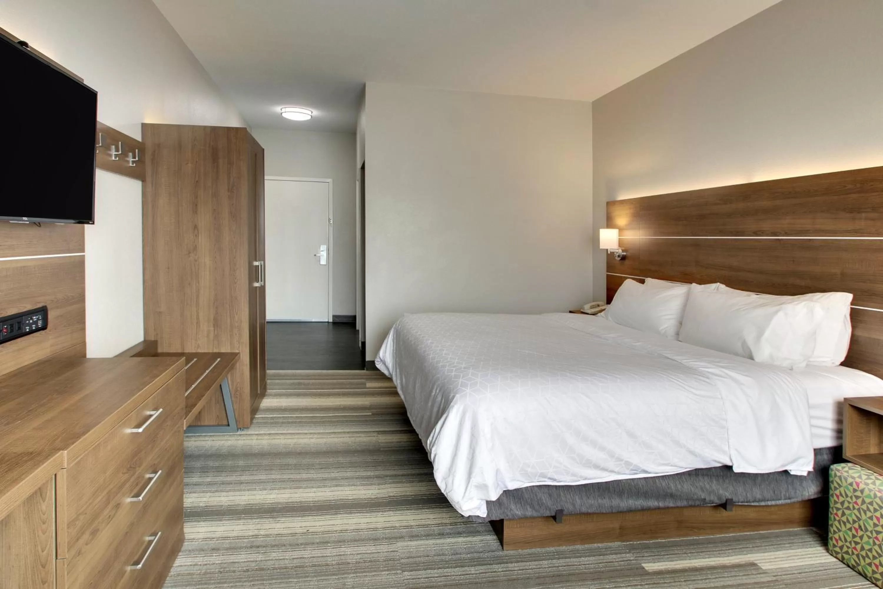 Standard King Room with Balcony in Holiday Inn Express & Suites Laurel by IHG