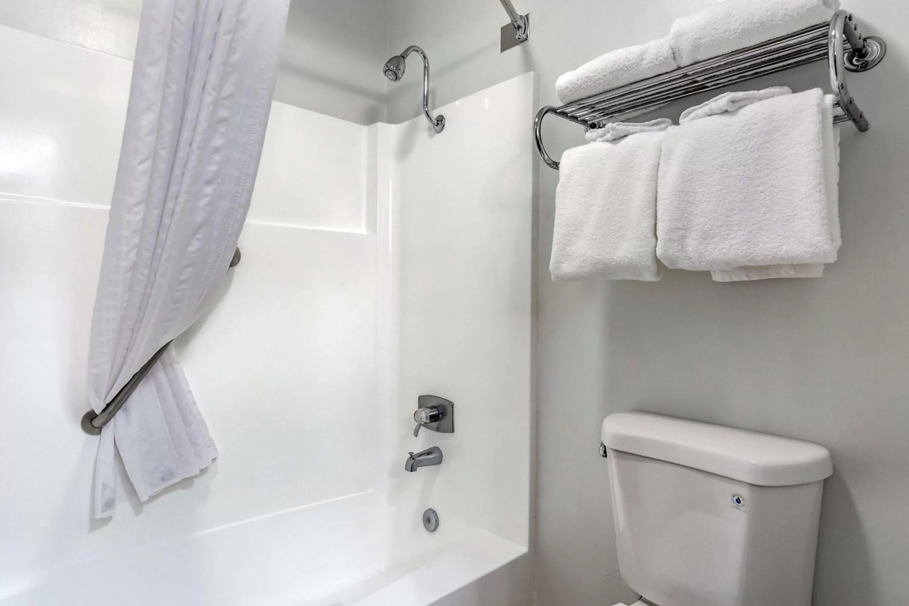 Queen Room with Two Queen Beds and Mobility Accessible Tub - Non-Smoking in Best Western PLUS Lake Front Hotel