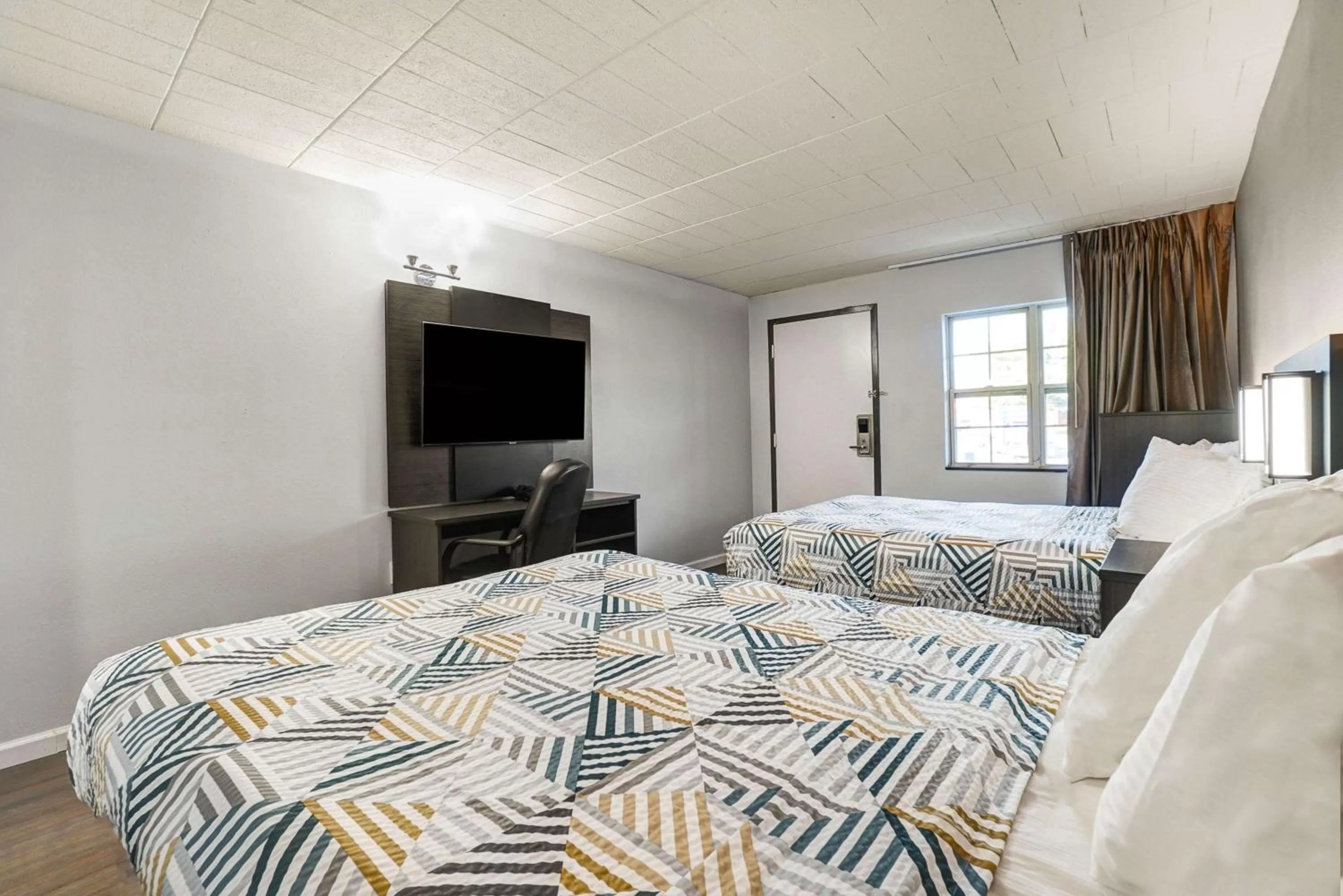 Quadruple Room - Disability Access - Roll in Shower in Motel 6 Carlisle, PA - Cumberland Valley