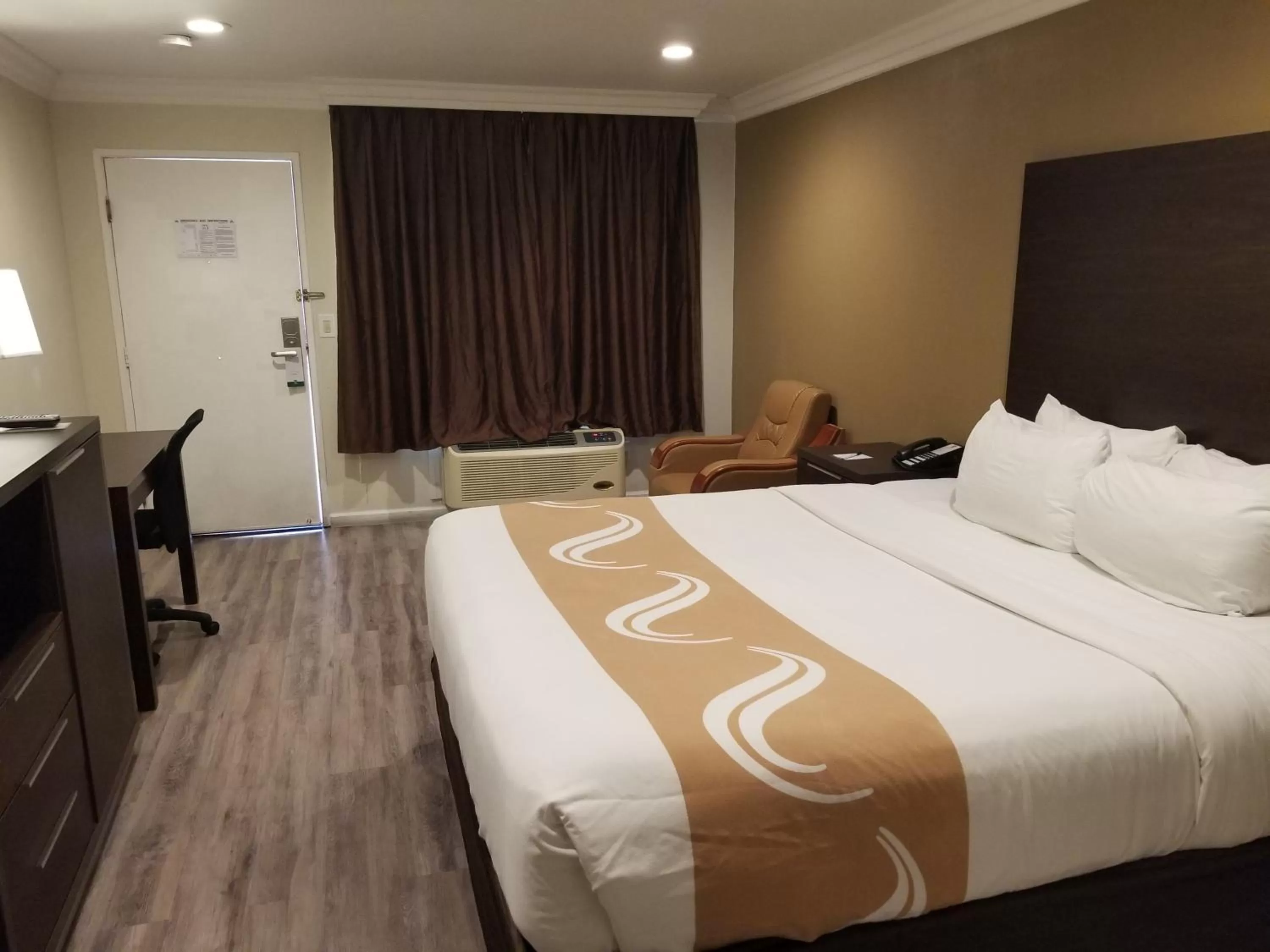 Standard Room, 1 King Bed, Non Smoking in Quality Inn Long Beach - Signal Hill