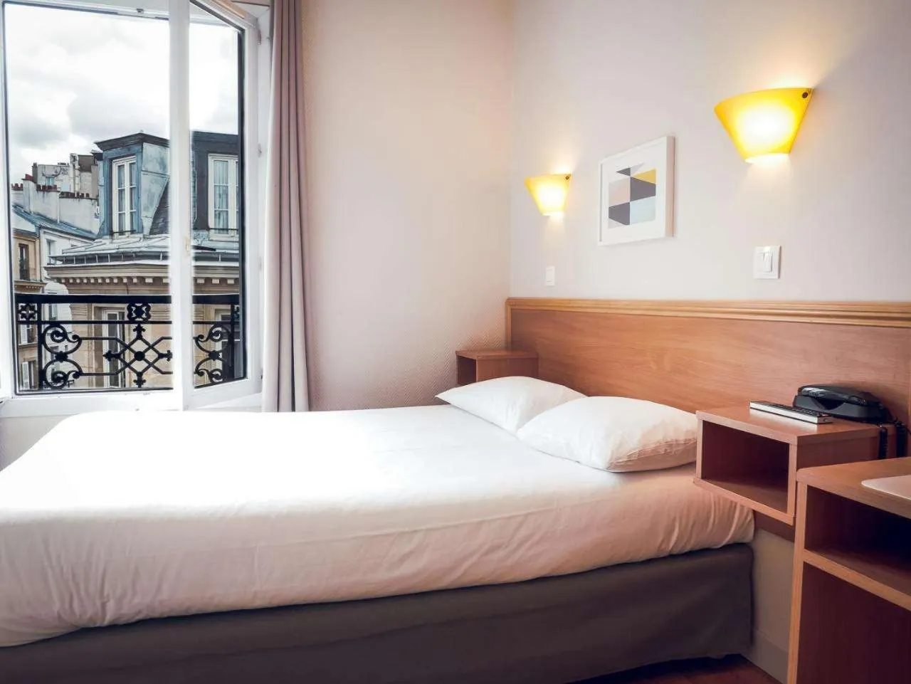 Double Room with Shared Bathroom in Bonséjour Montmartre