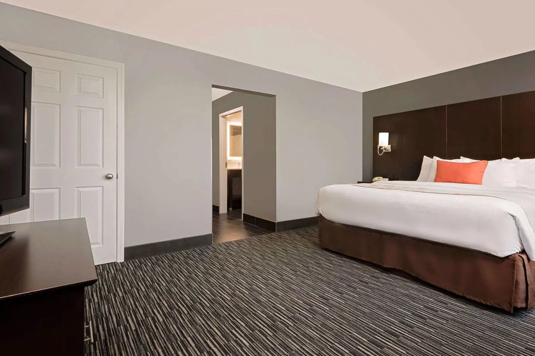 One-Bedroom Queen Suite with Mobility Accessible Roll-In Shower - Non-Smoking in Hawthorn Extended Stay by Wyndham Columbus West