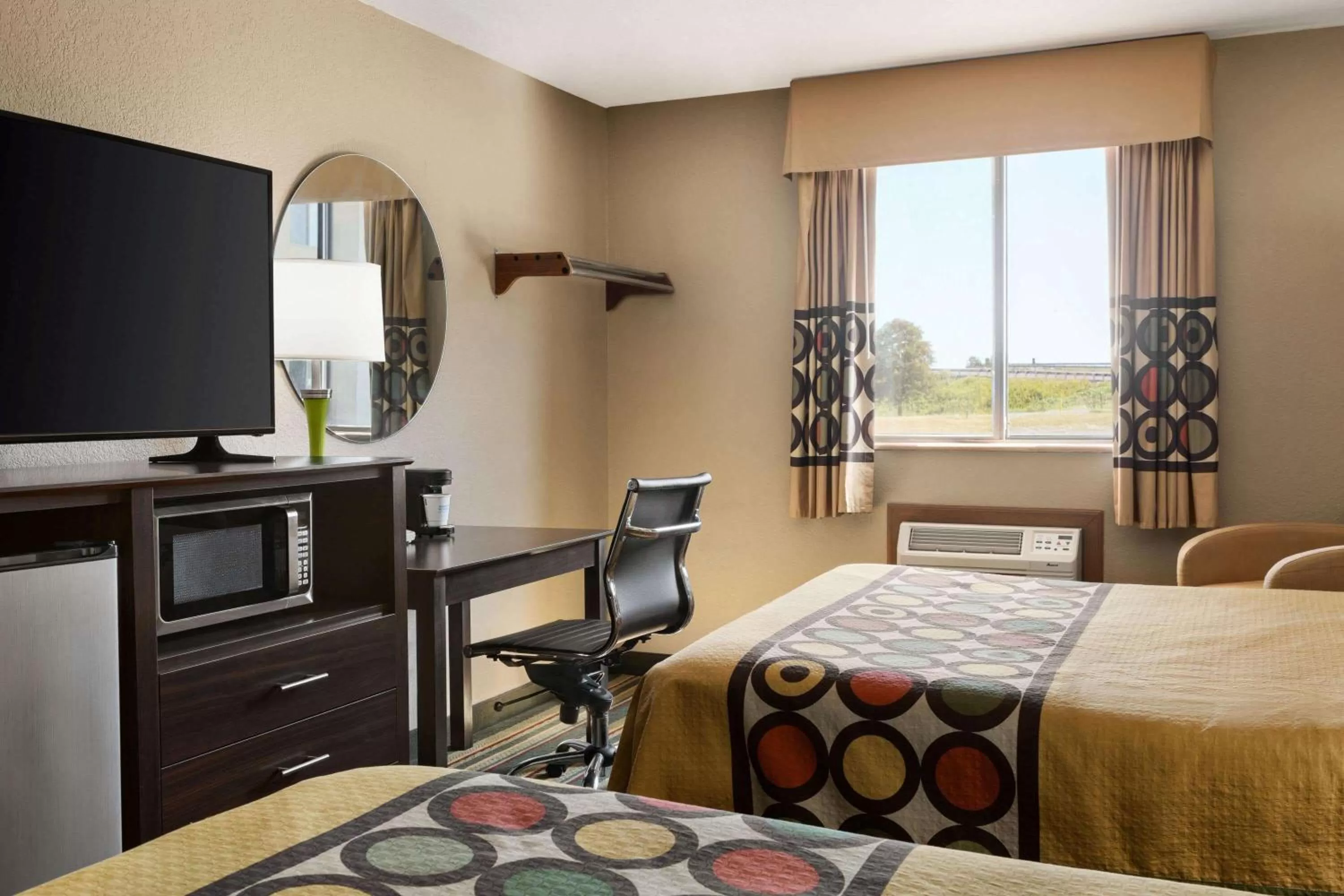 Queen Room with Two Queen Beds - Smoking in Super 8 by Wyndham Sikeston/Miner Area