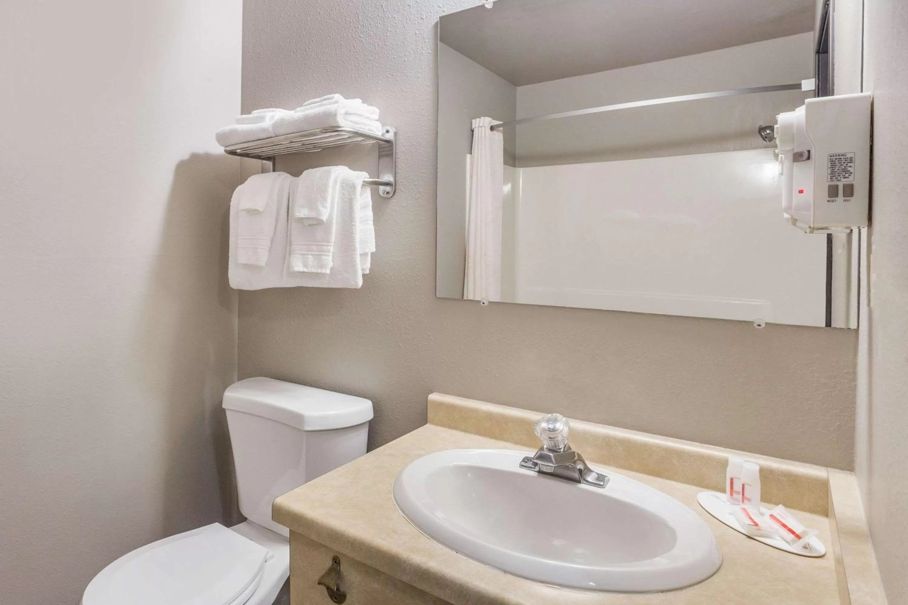 Deluxe King Suite - Non-Smoking in Super 8 by Wyndham Green Bay Near Stadium