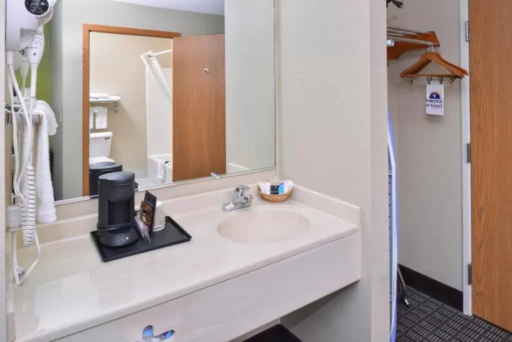 King Room with Roll-In Shower - Disability Access in Regency Inn Geneseo IL I-80