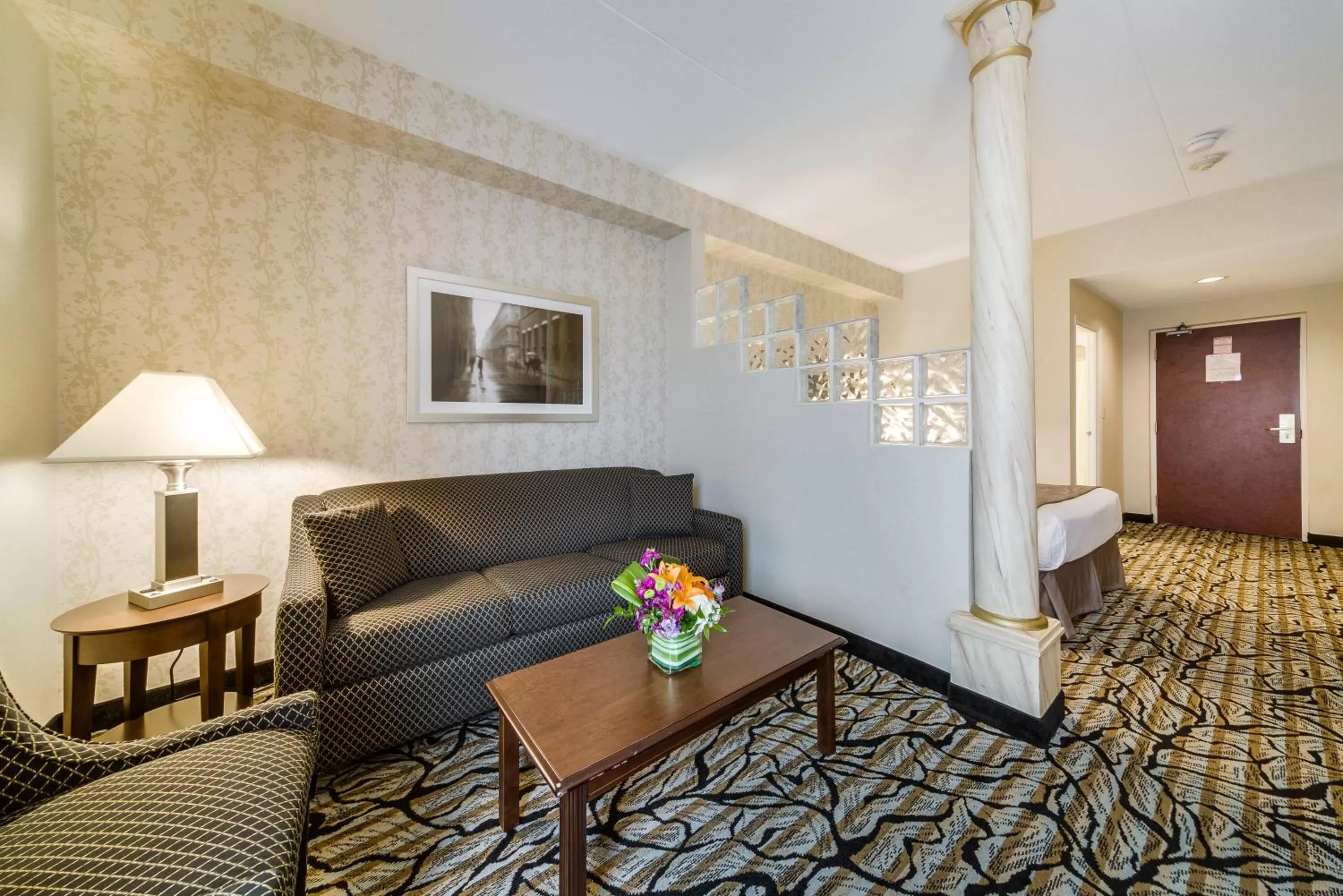 Queen Suite with Sofa Bed in Monte Carlo Inn Oakville Suites