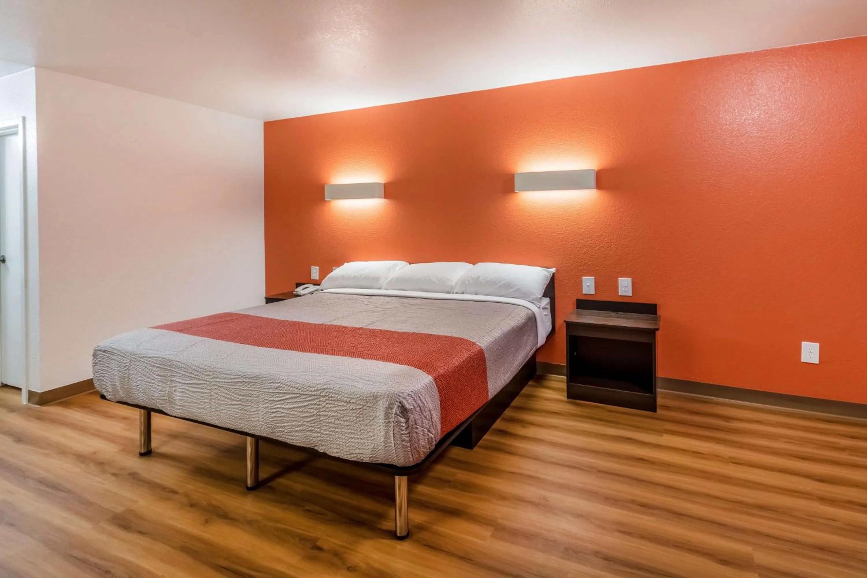 King Room - Disability Access - Non-Smoking in Motel 6-Arlington, TX - UTA