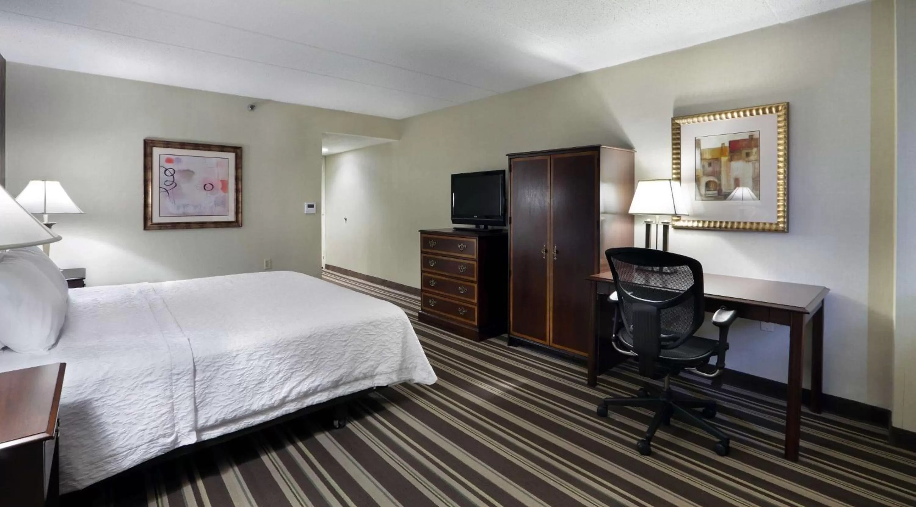 King Room with Roll-In Shower - Mobility Access/Non-Smoking in Hampton Inn Boston-Natick