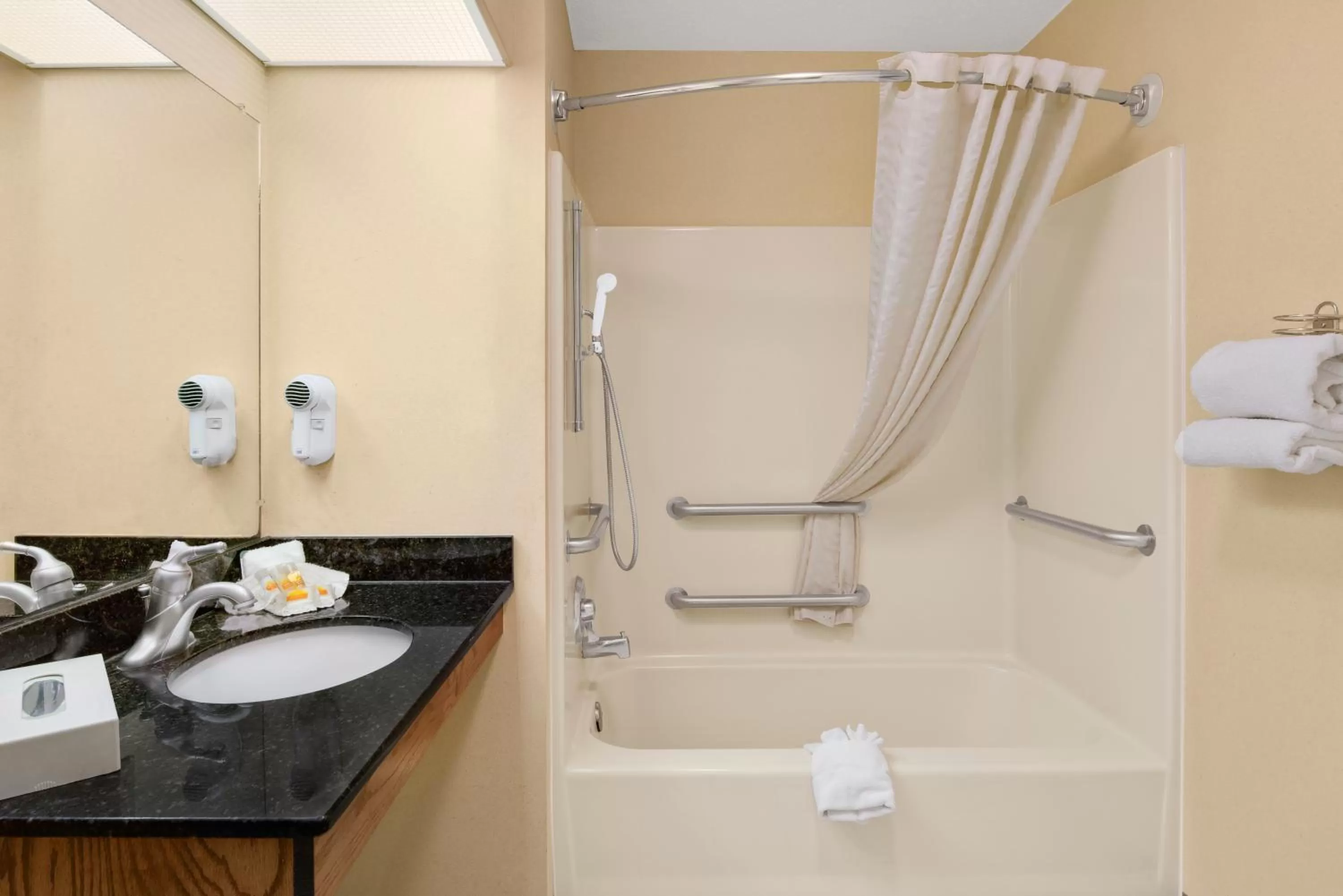 One-Bedroom King Suite - Non-Smoking in Days Inn by Wyndham Americus