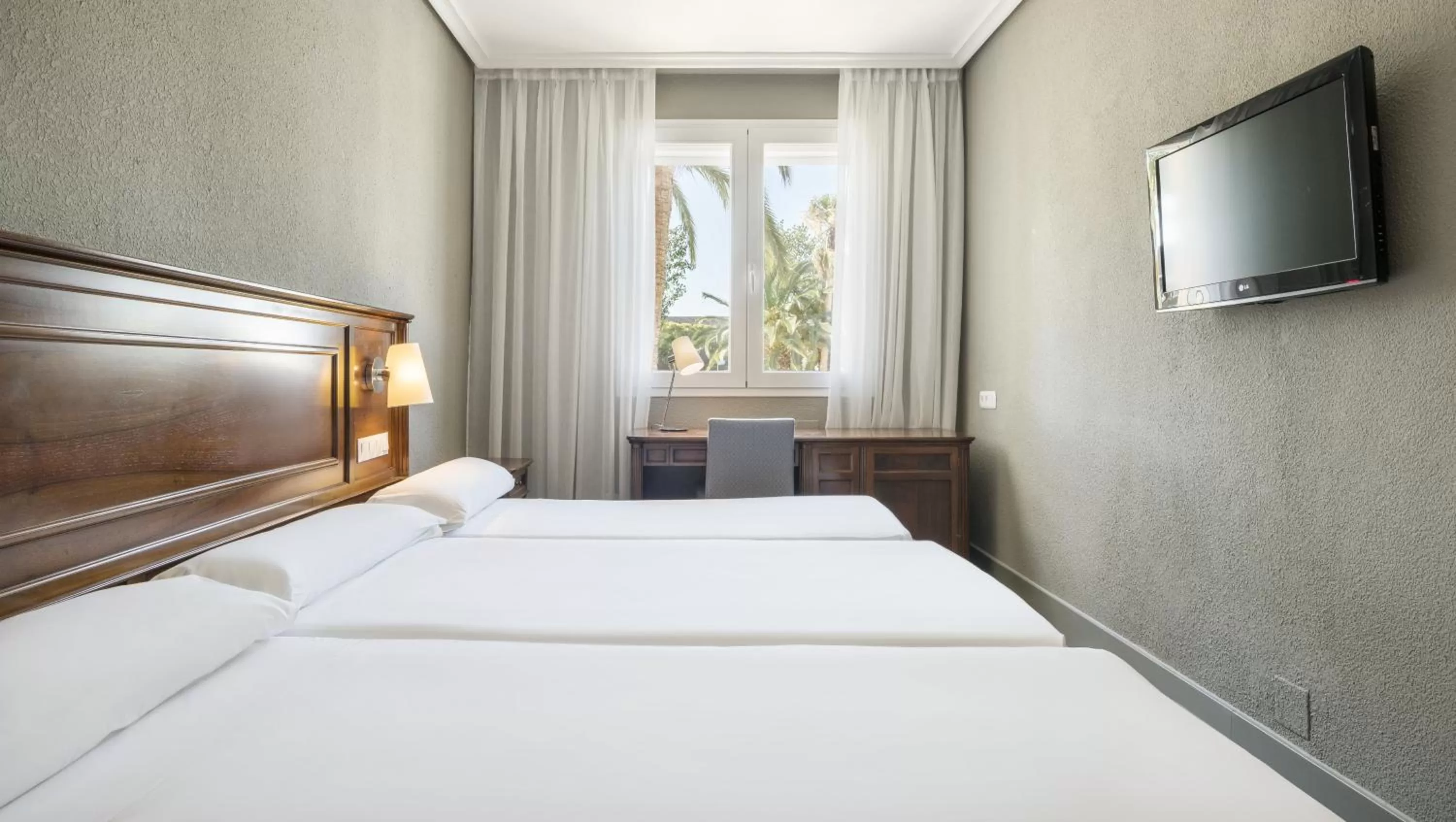 Twin Room with Extra Bed (2 Adults + 1 Child) in Hotel Ilunion Las Lomas