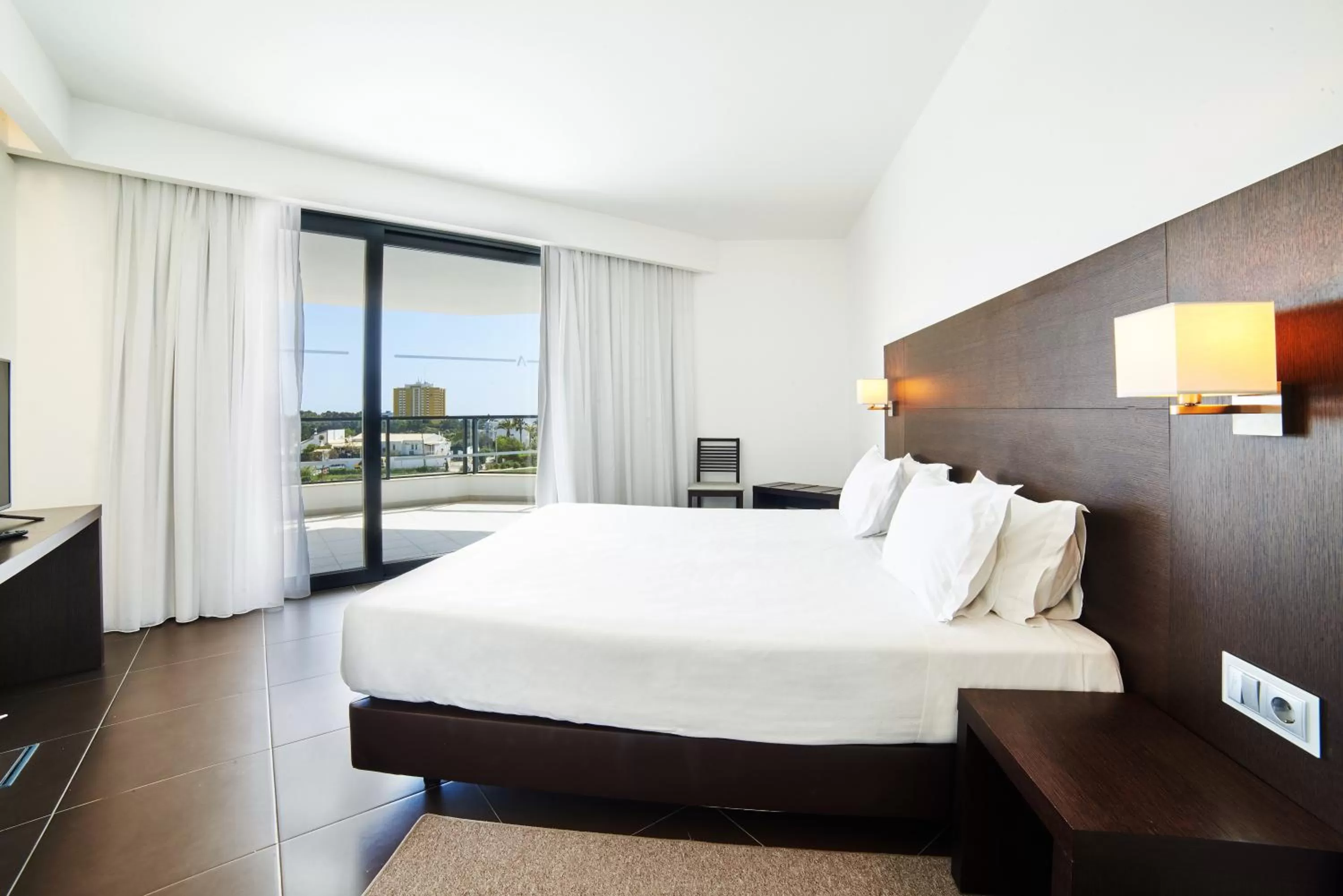 Deluxe Suite with Pool View (5 Adults) in RR Alvor Baía Resort
