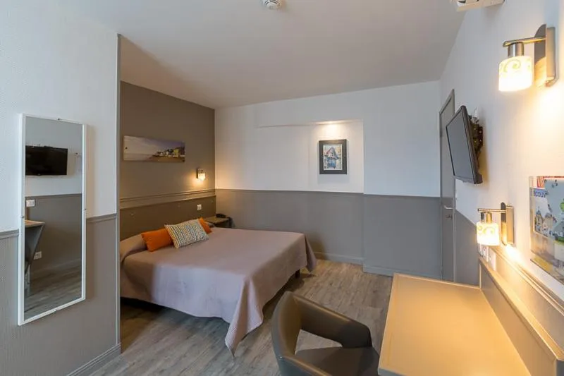 Superior Double Room with Air-Conditioning in Cit'Hotel Le Regina Bordeaux Gare Saint-Jean