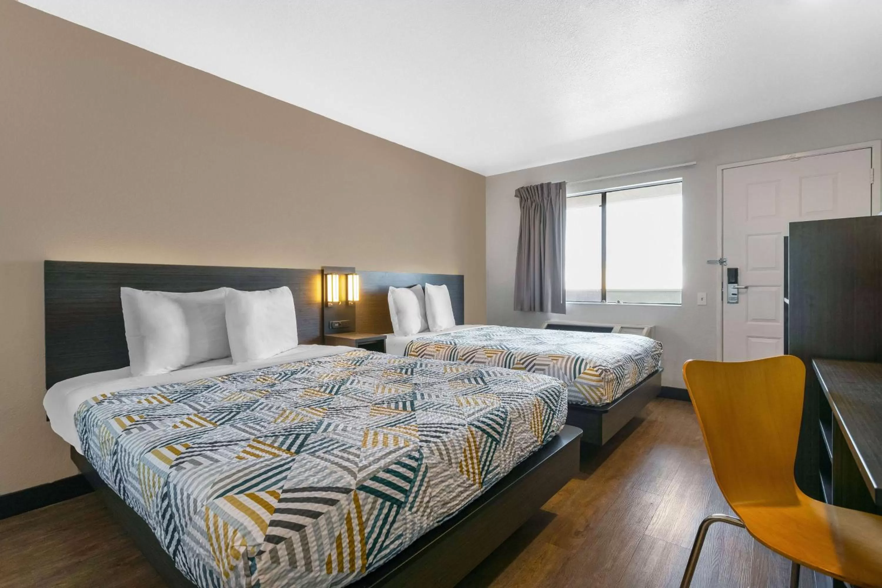 Deluxe Queen Suite - Non-Smoking in Motel 6-Merced, CA - North