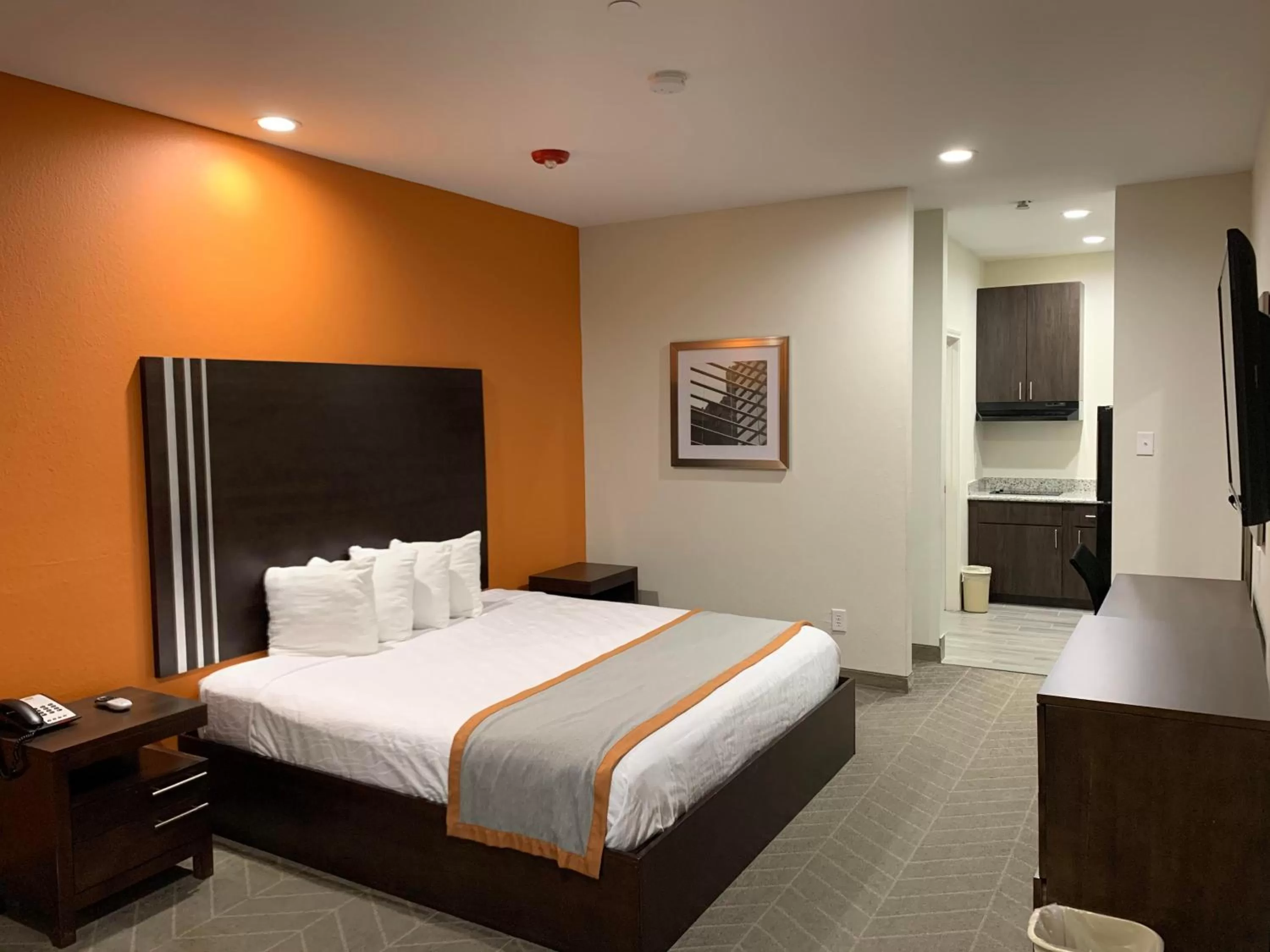King Room - Disability Access in Scottish Inn & Suites - IAH Airport