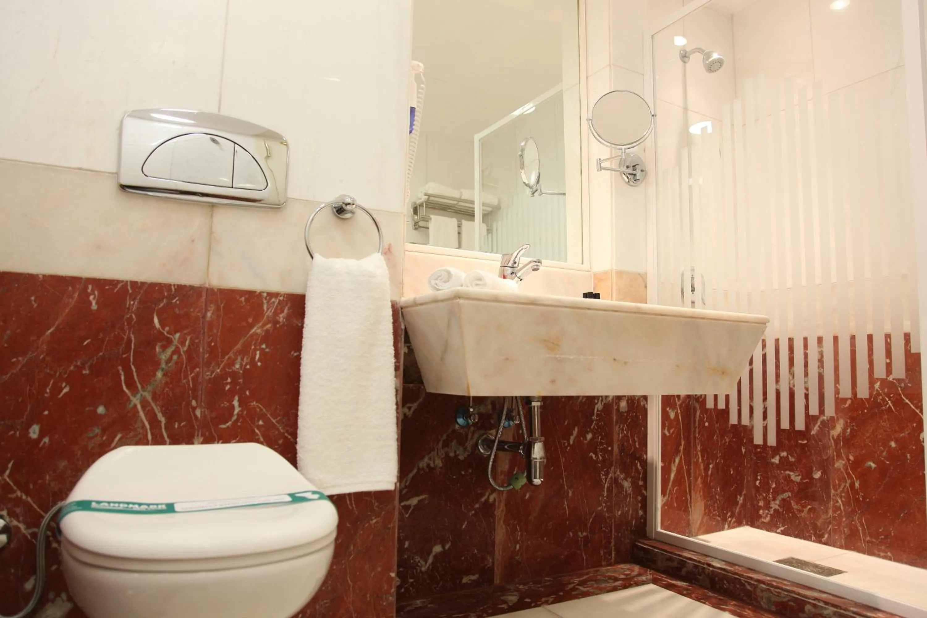 Queen Room - single occupancy in Helnan Landmark Hotel