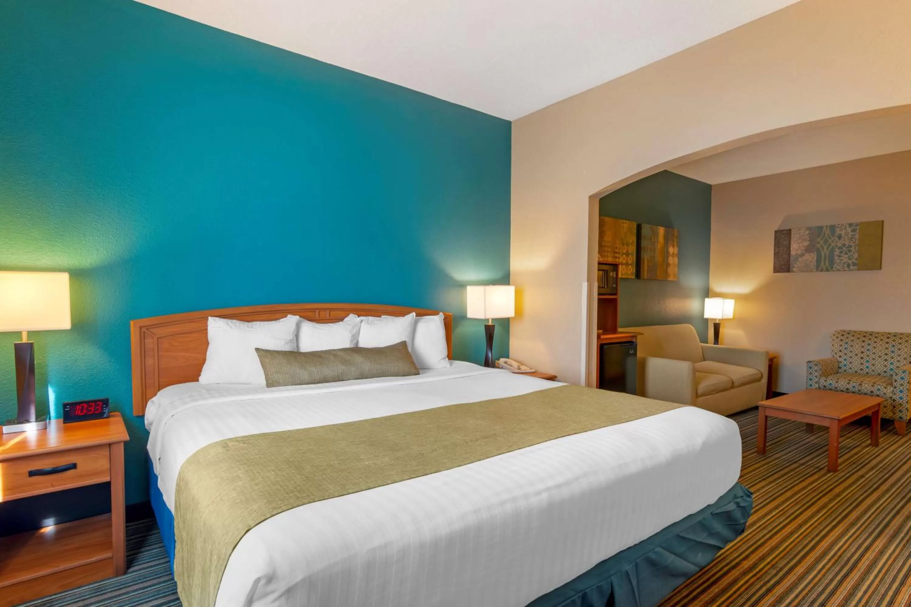 King Suite in Best Western Governors Inn and Suites