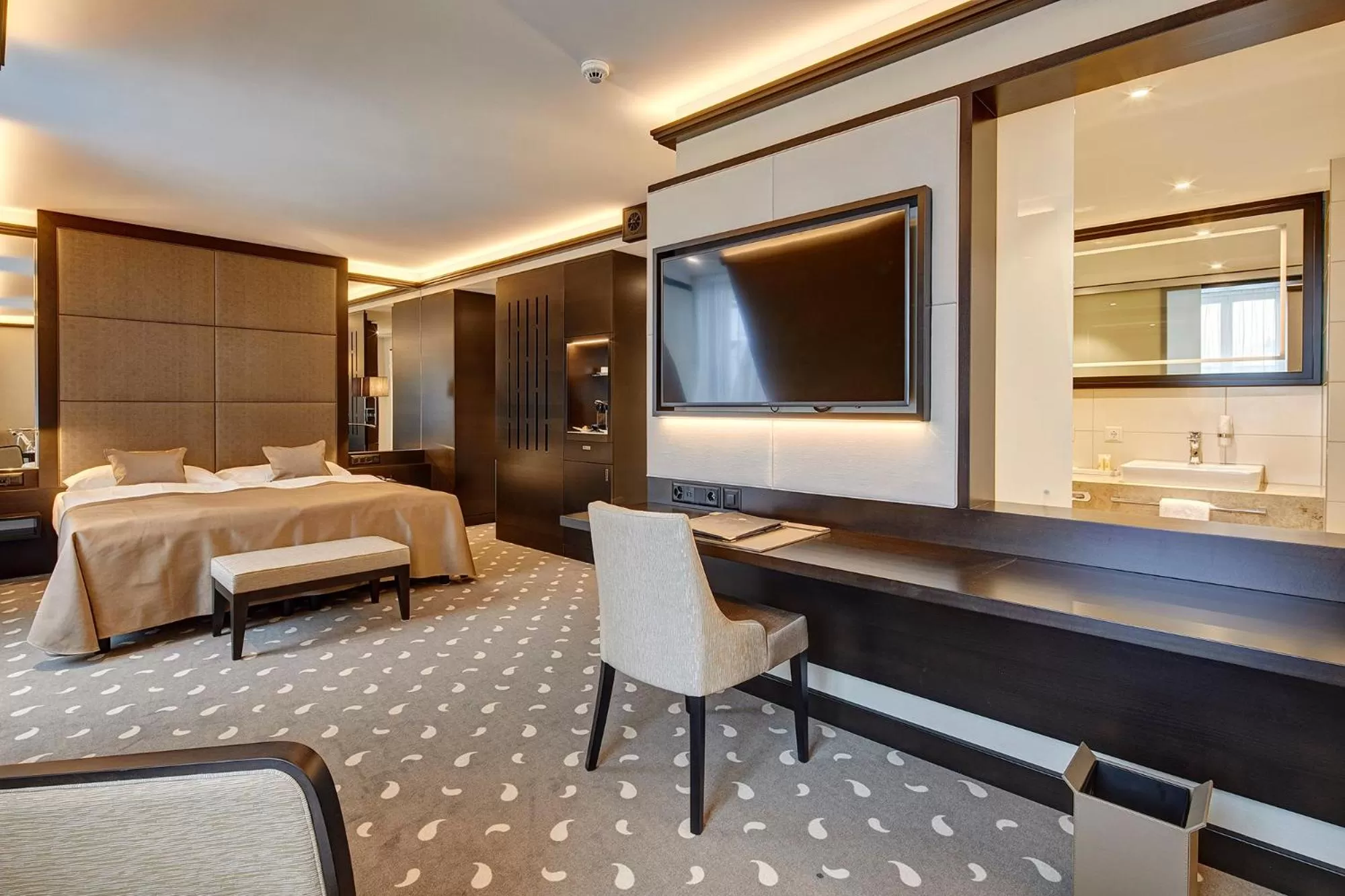 Deluxe Junior Suite in Hotel Monopol Luzern