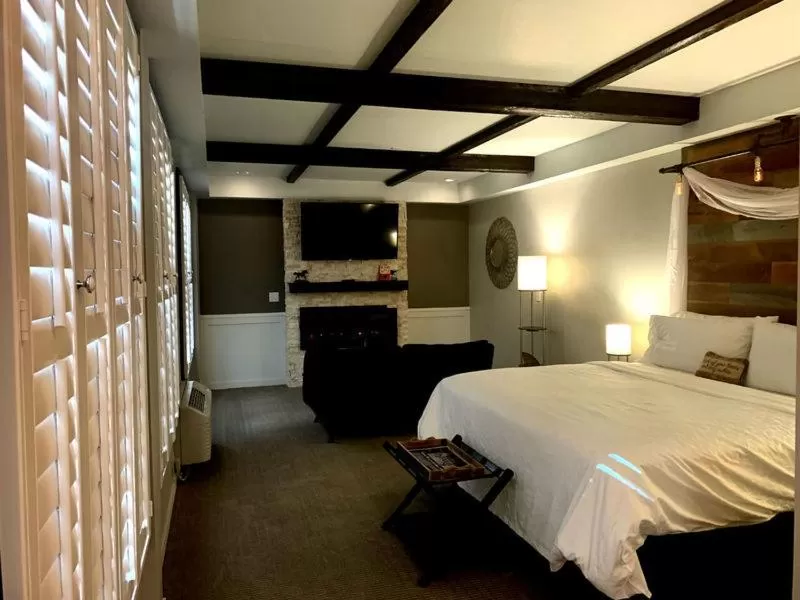 Deluxe King Studio in Cedar Stables Inn & Suites