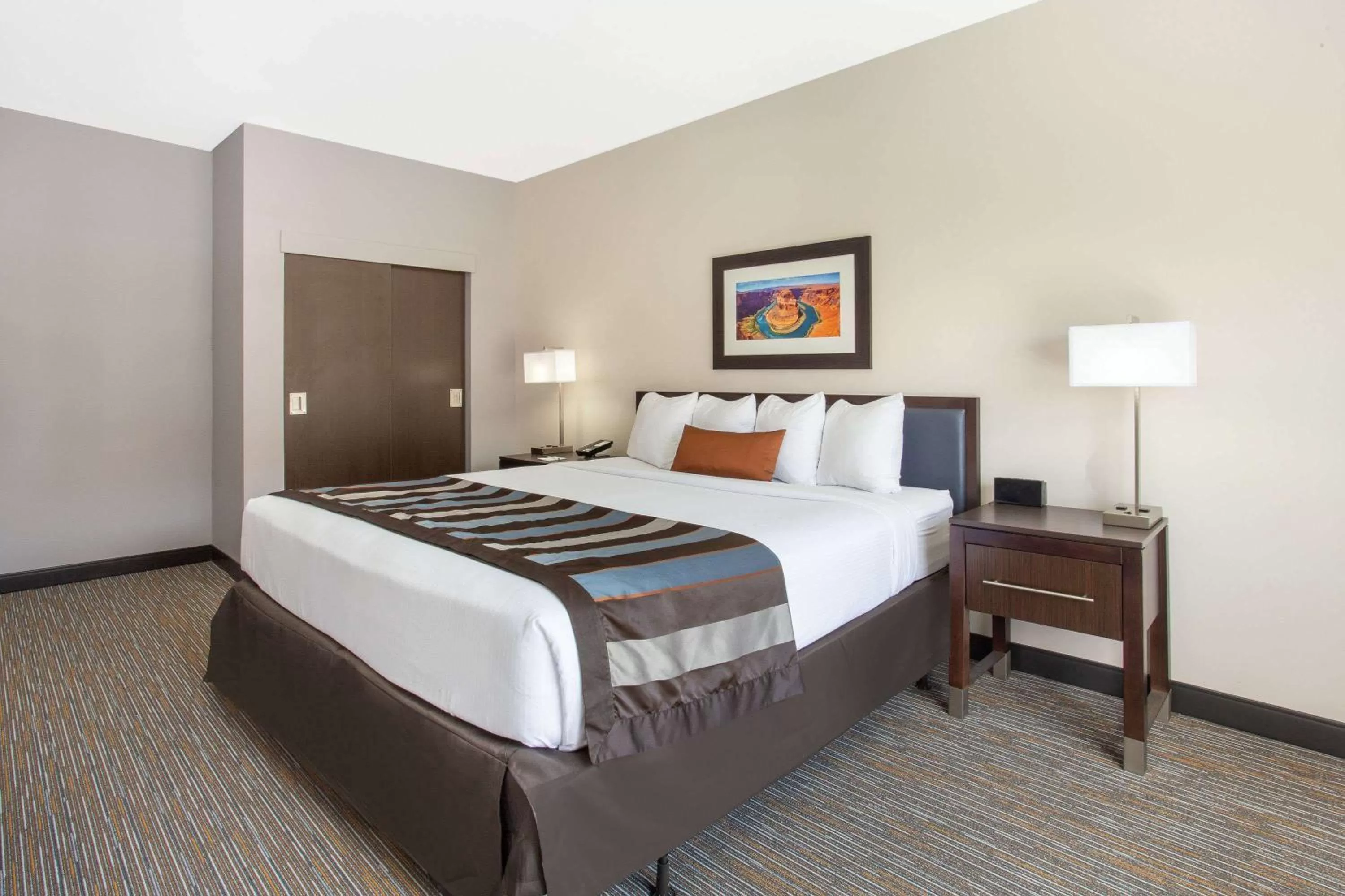 Deluxe King Room - Mobility Access/Non-Smoking in Wingate by Wyndham Page Lake Powell