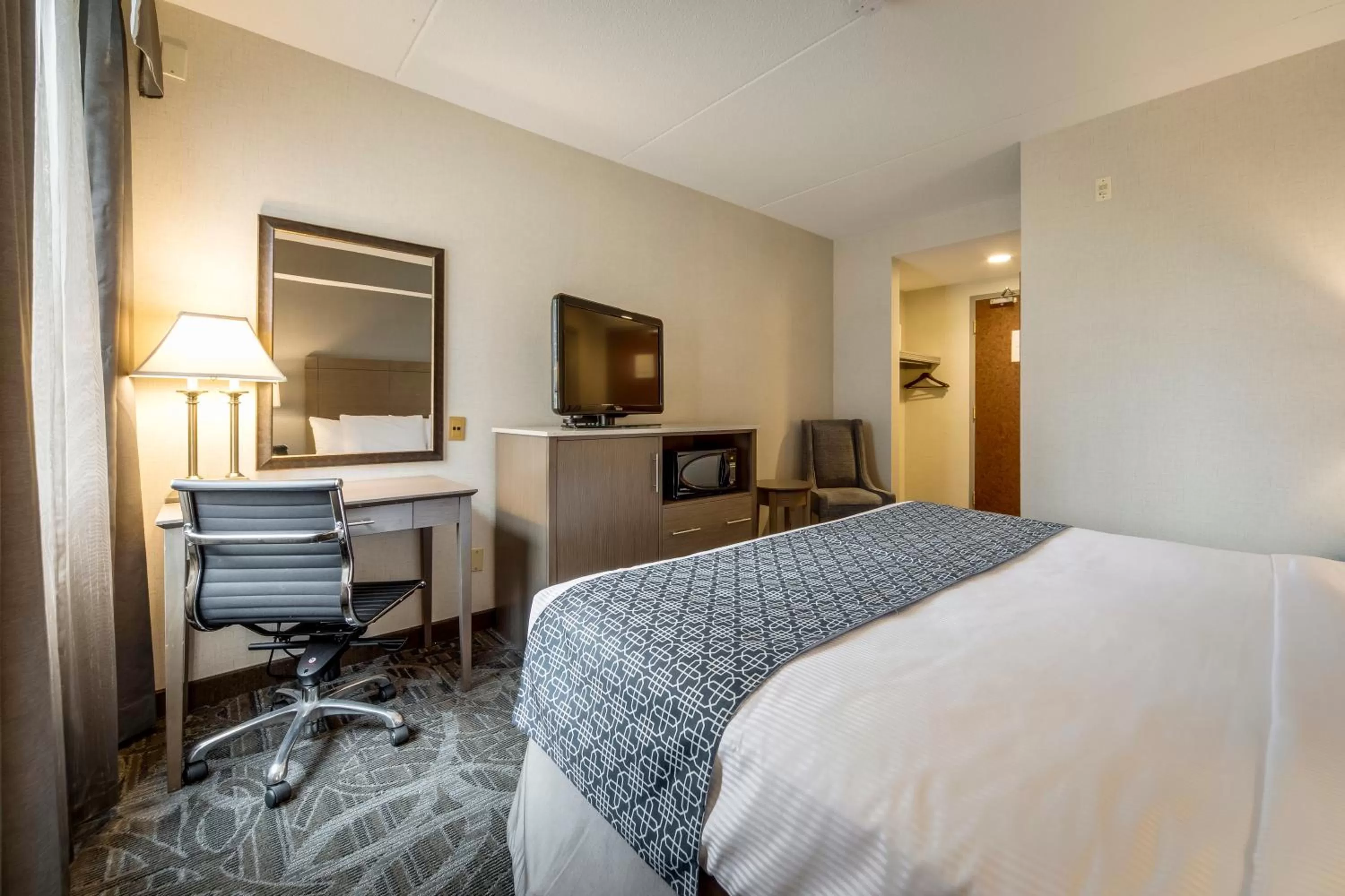 Standard room with 1 king bed in Monte Carlo Inn Airport Suites