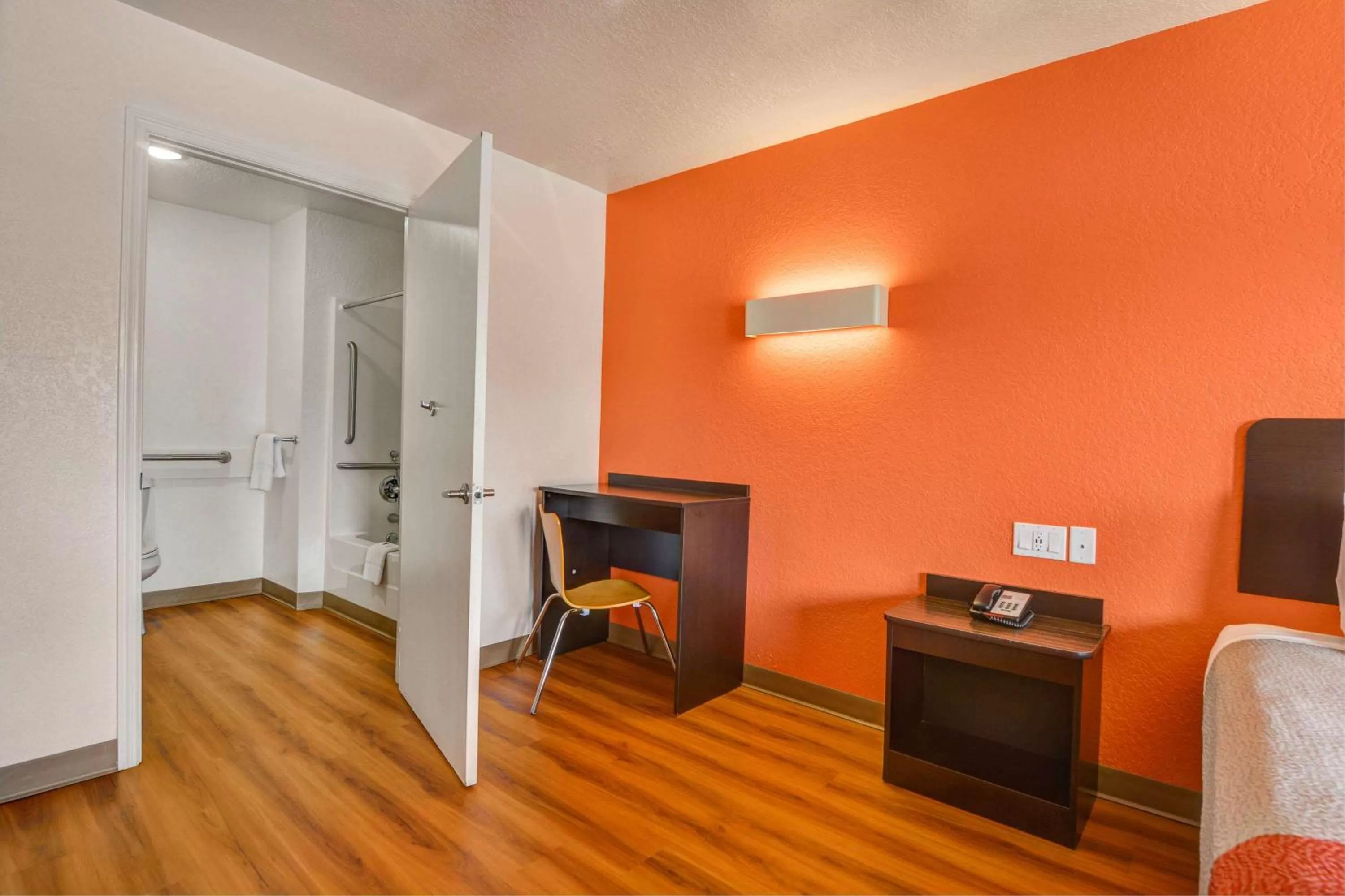 Queen Room - Non-Smoking in Motel 6-Moultrie, GA