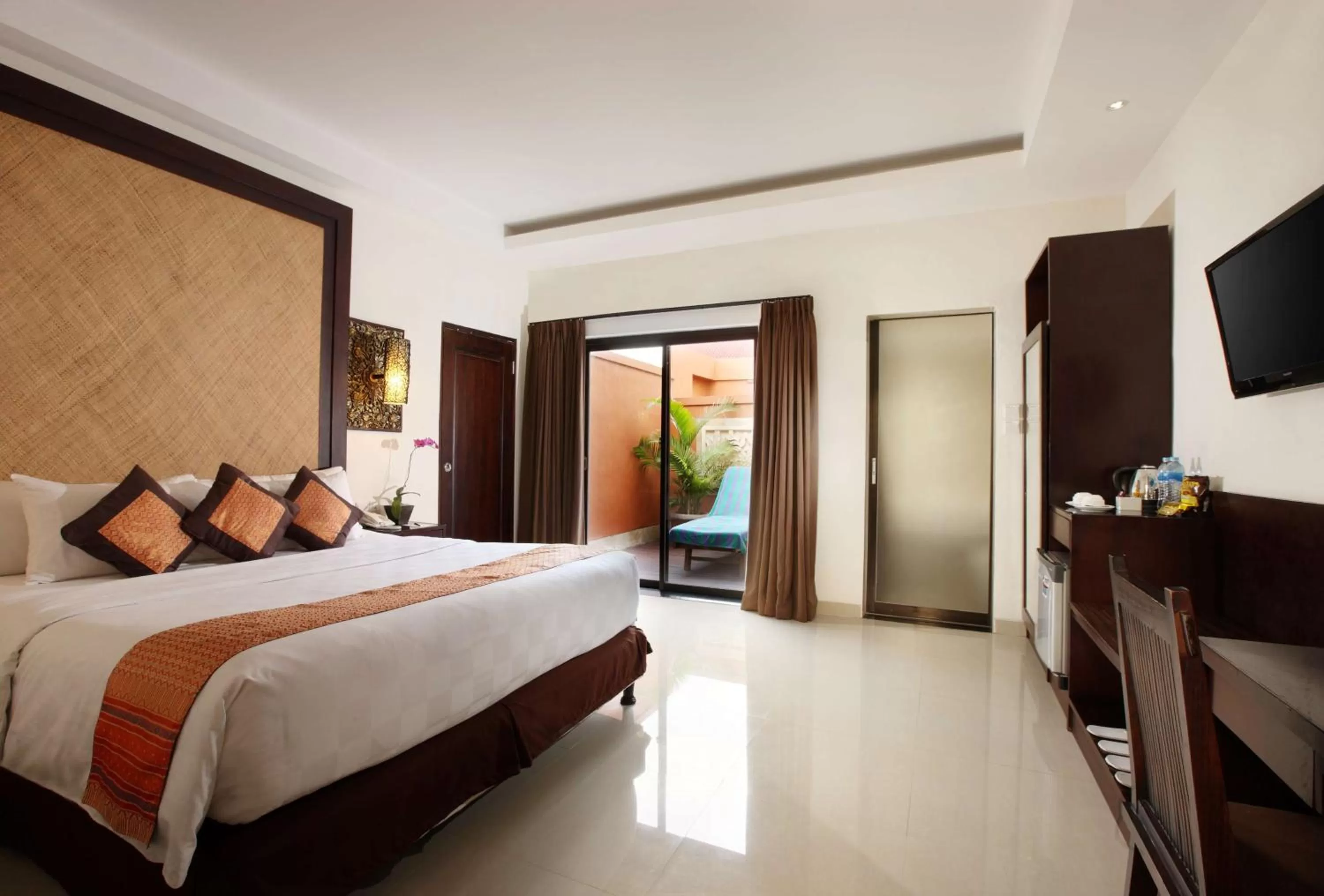 Deluxe Queen Room with Bath Tub - Smoking in Best Western Kuta Villa