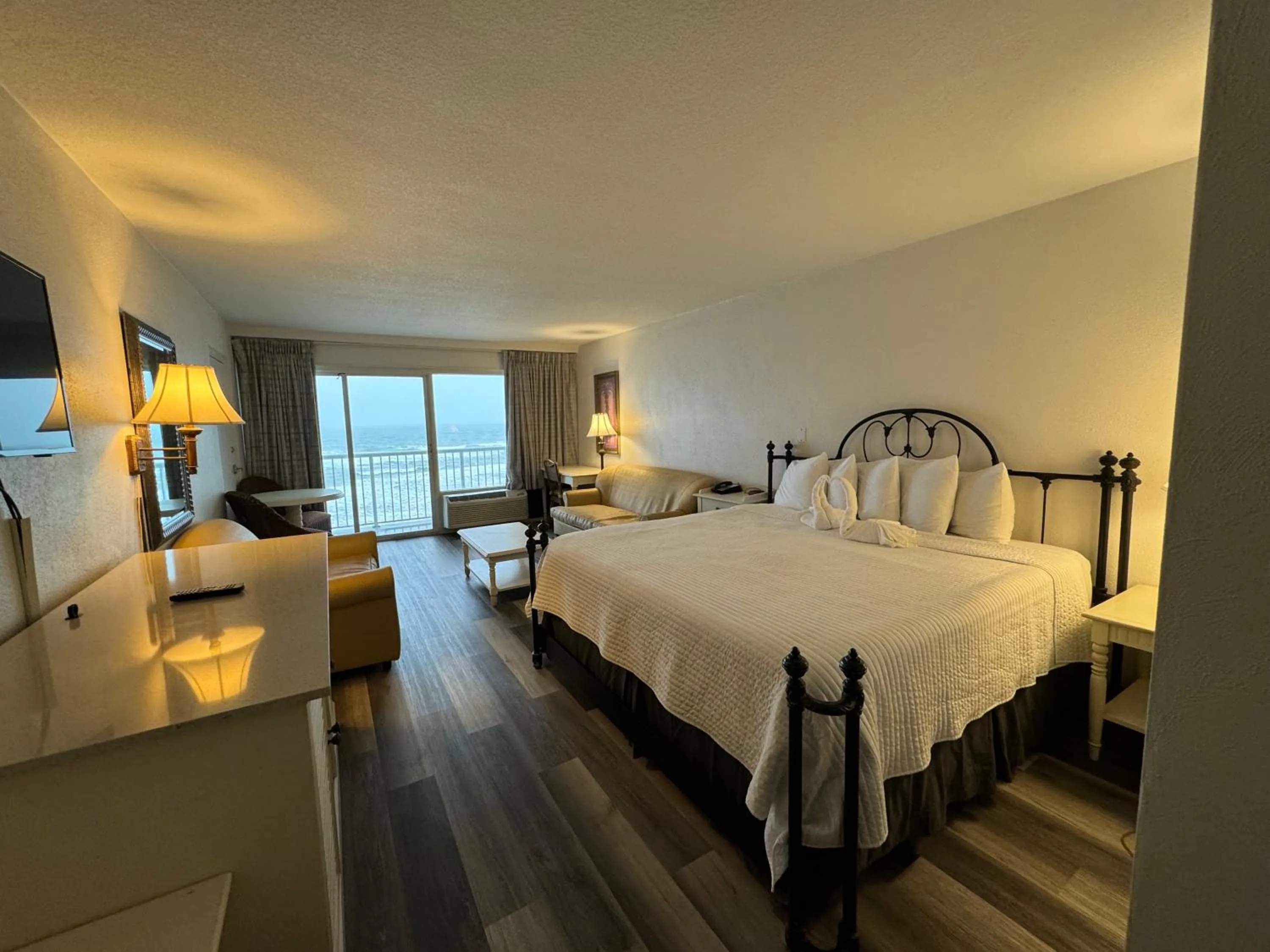 King Room - Oceanfront in Emerald Shores Hotel - Daytona Beach