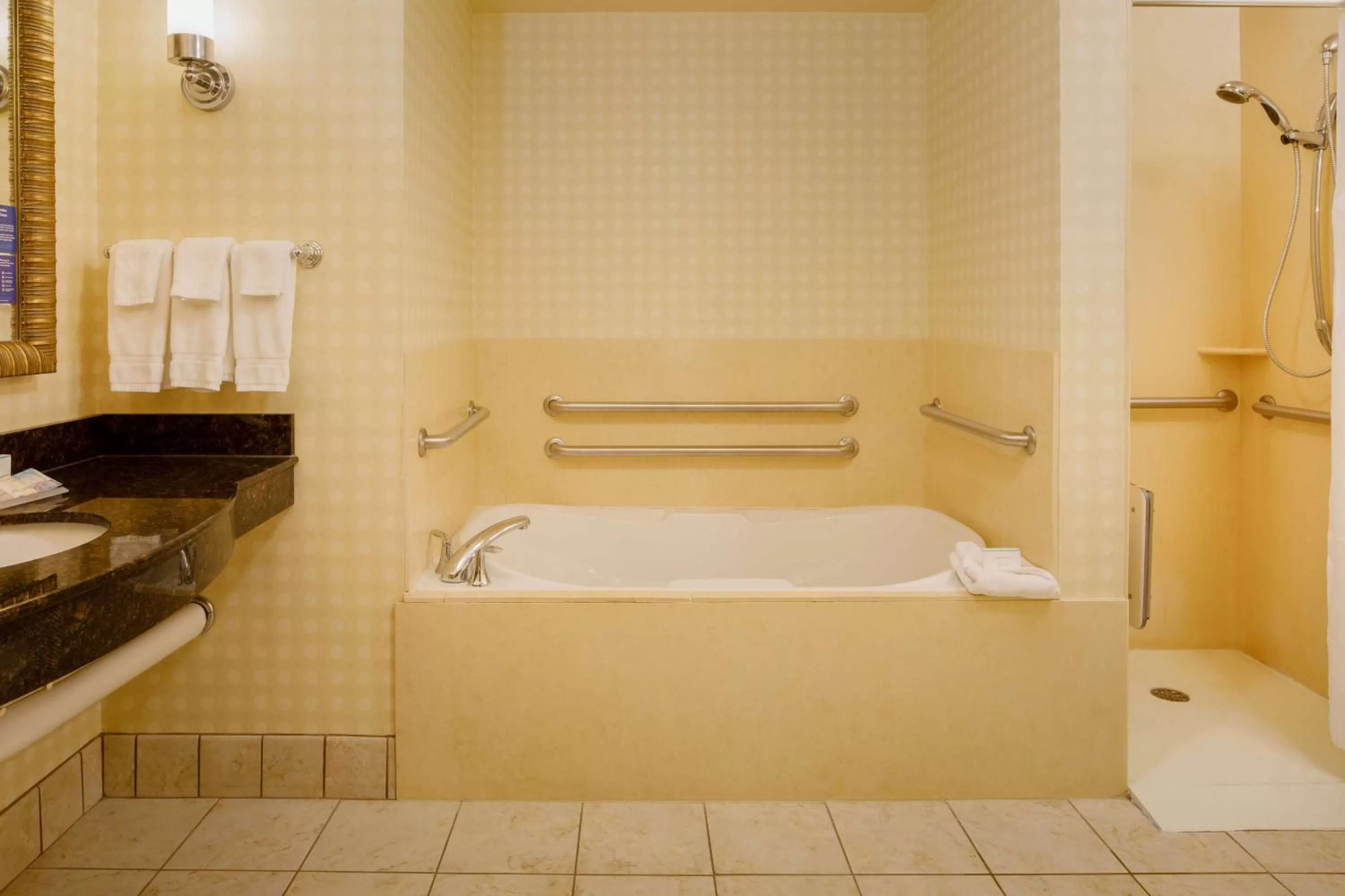 King Room with Roll-In Shower - Mobility Access in Hilton Garden Inn Cincinnati Blue Ash