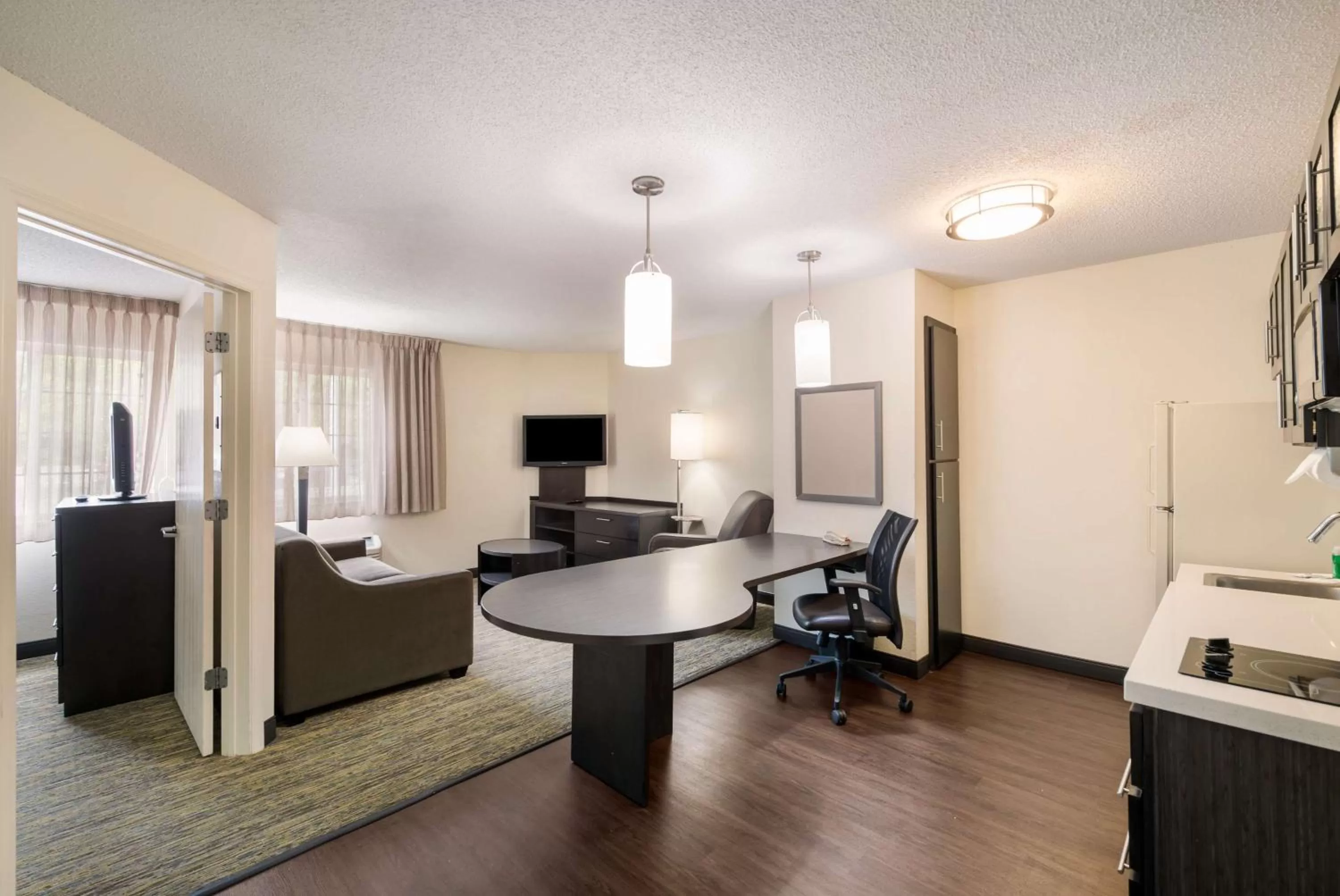 One-Bedroom Queen Suite with Bathtub - Mobility Accessible in Sonesta Simply Suites Hampton