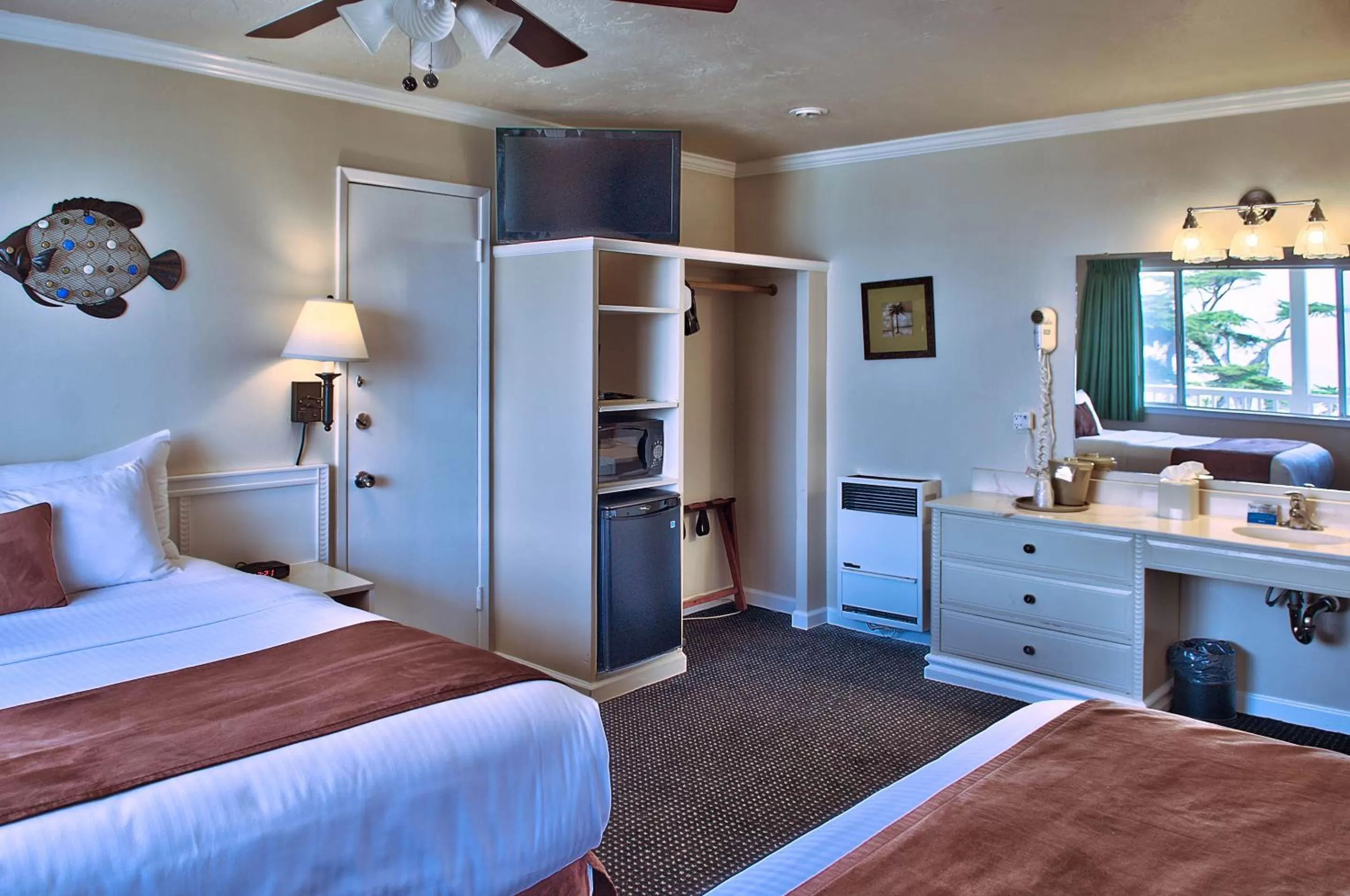 Queen Room with Two Queen Beds - Top Floor in Lovers Point Inn