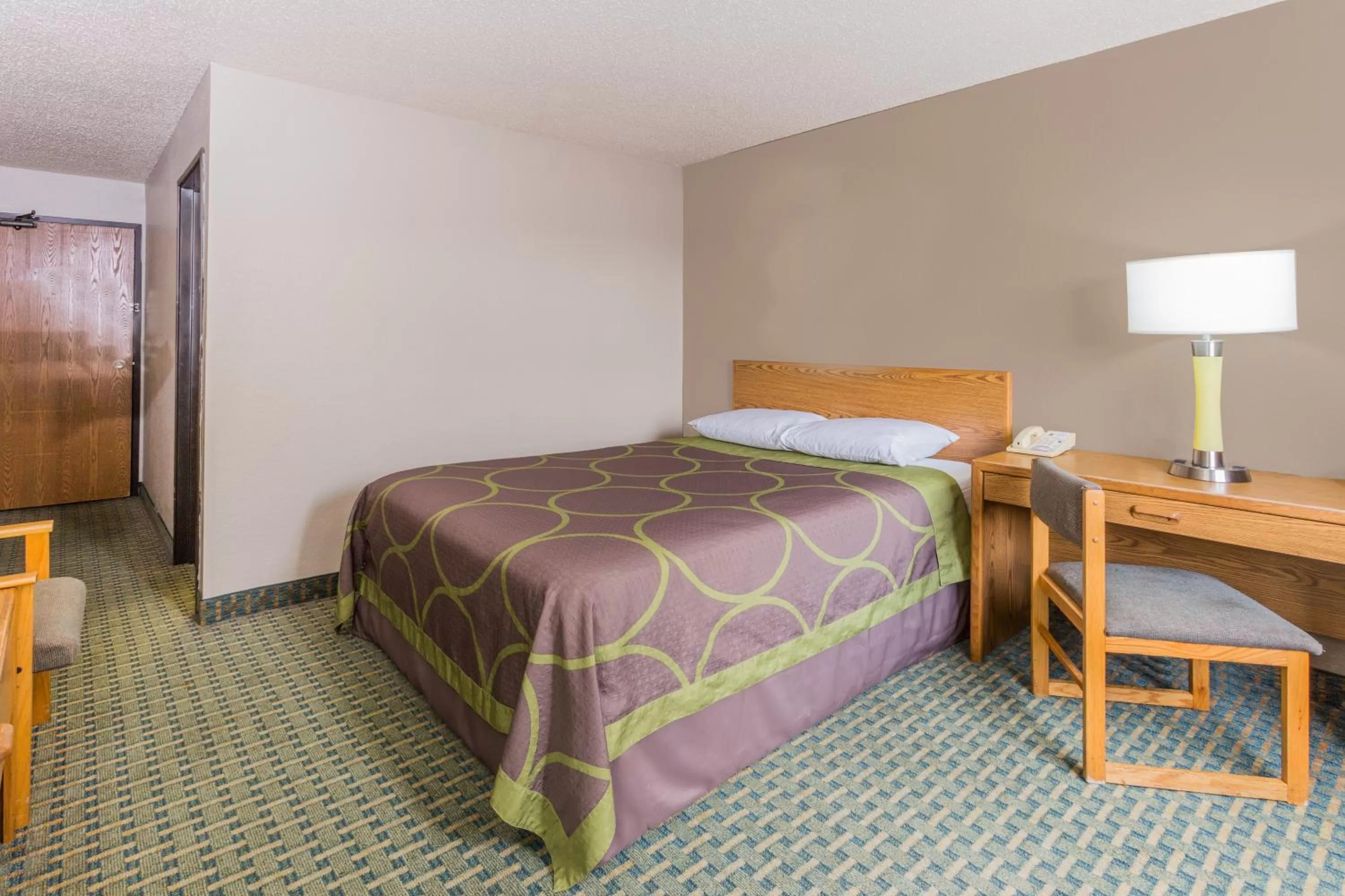 Queen Room - Disability Access/Non-Smoking in Super 8 by Wyndham St. Charles