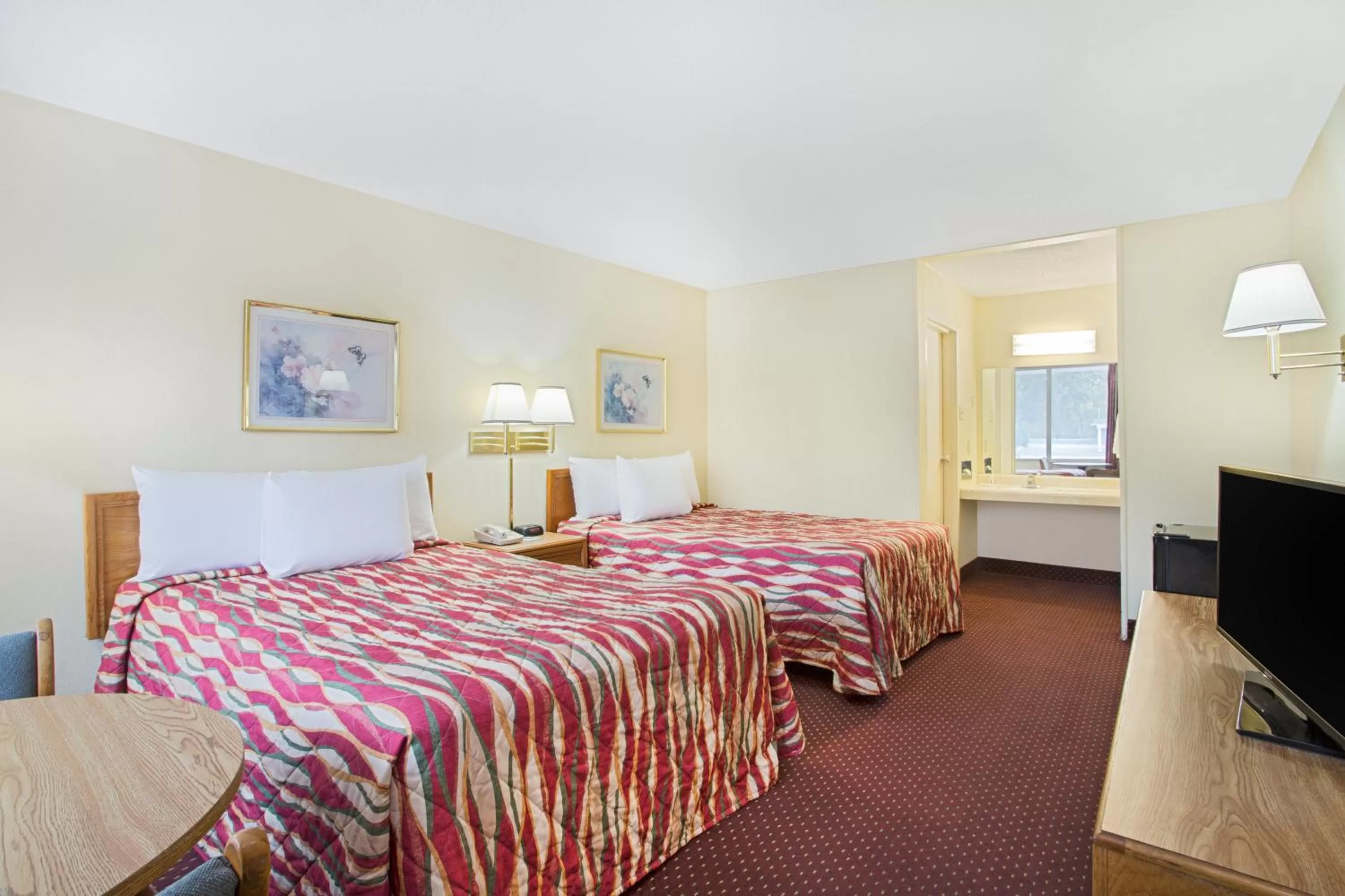 Queen Room with Two Queen Beds - Non-Smoking in Bristol Parkway inn