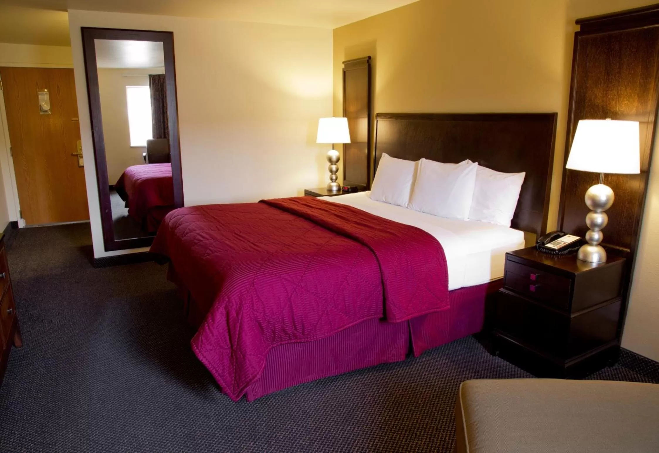 King Room with Balcony - Non-Smoking / No Pets Allowed in Cedars Inn