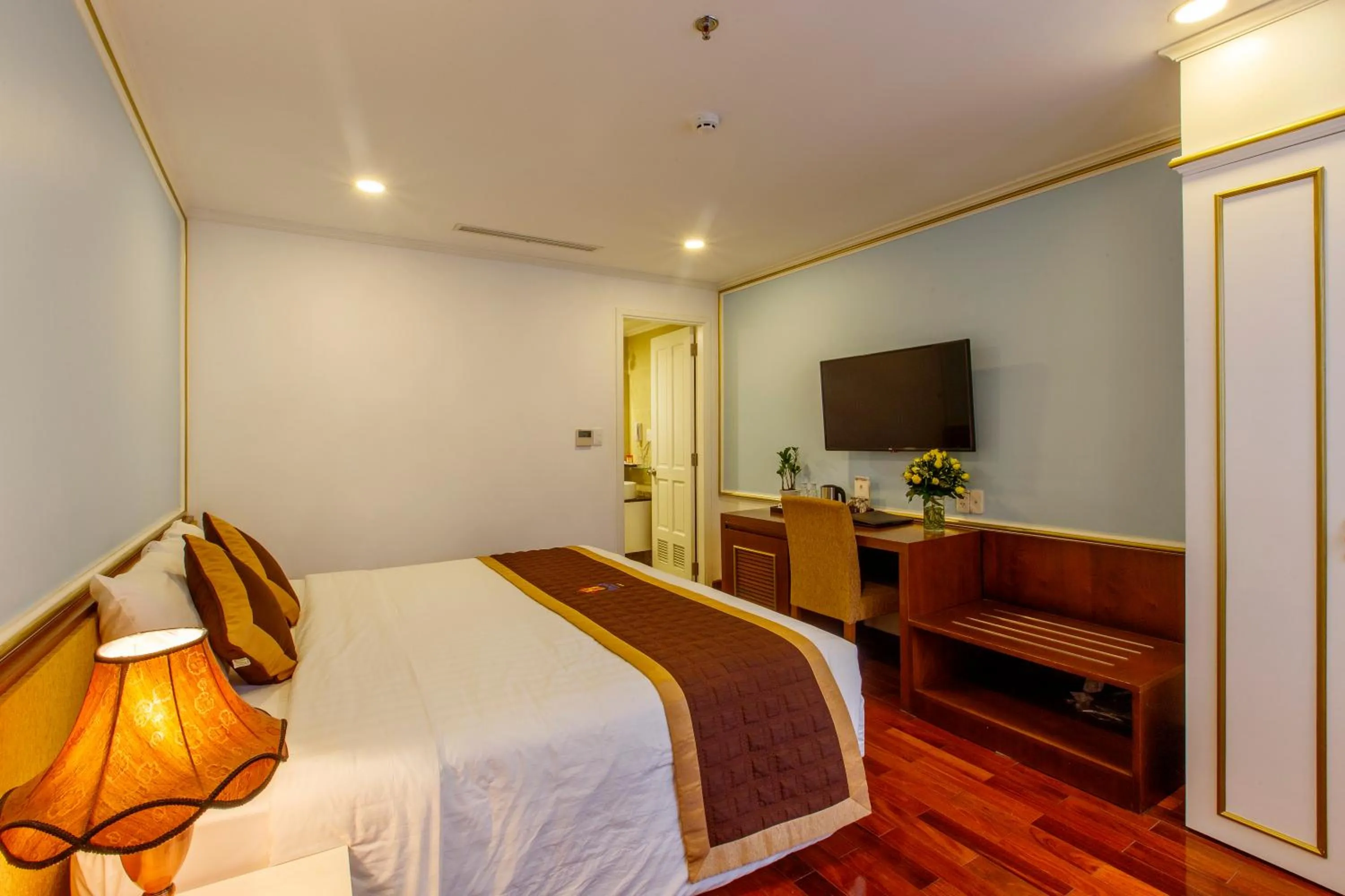 Superior Double Room (No Window) in Huong Sen Annex Hotel
