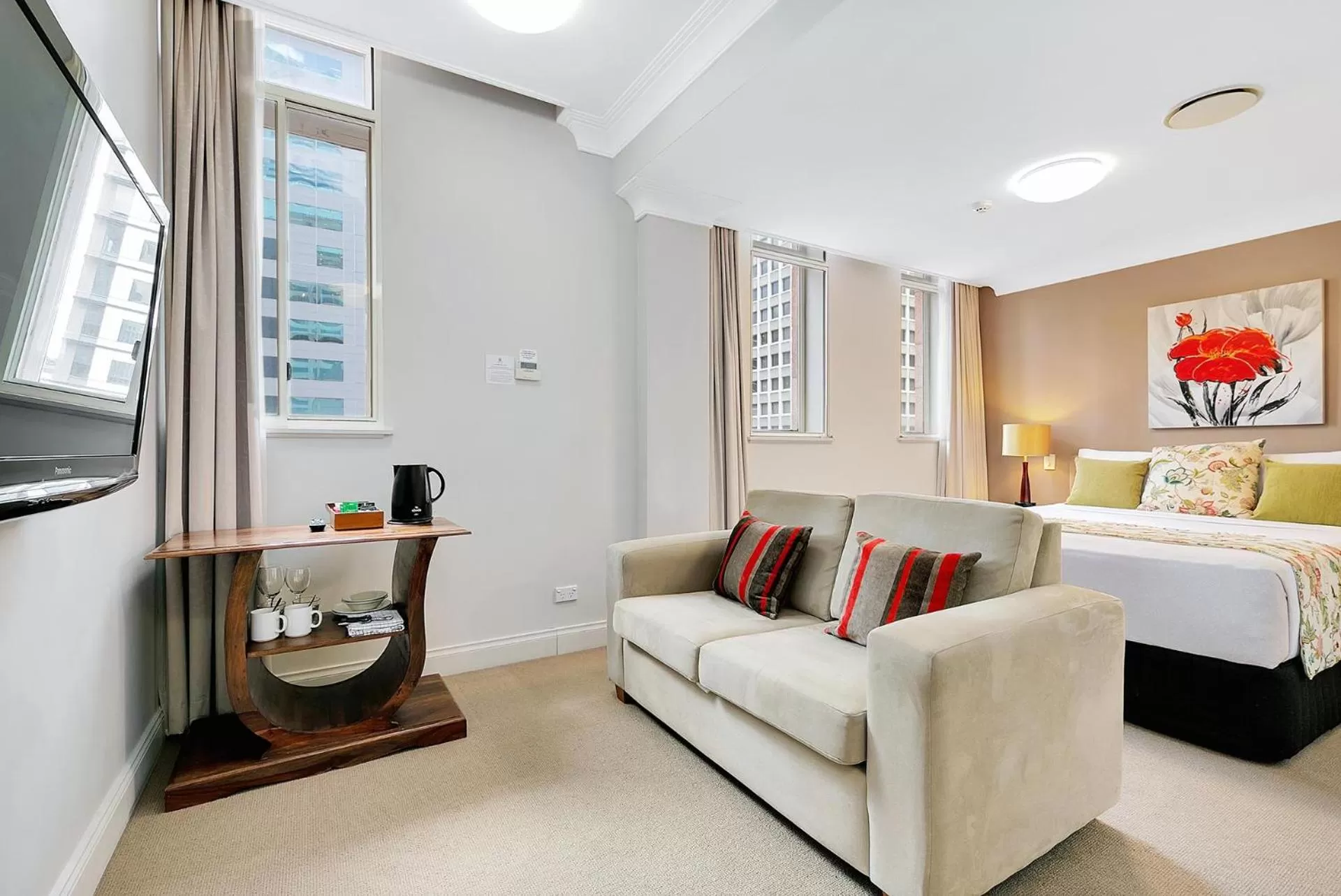 Queen Room in Manor Apartment Hotel