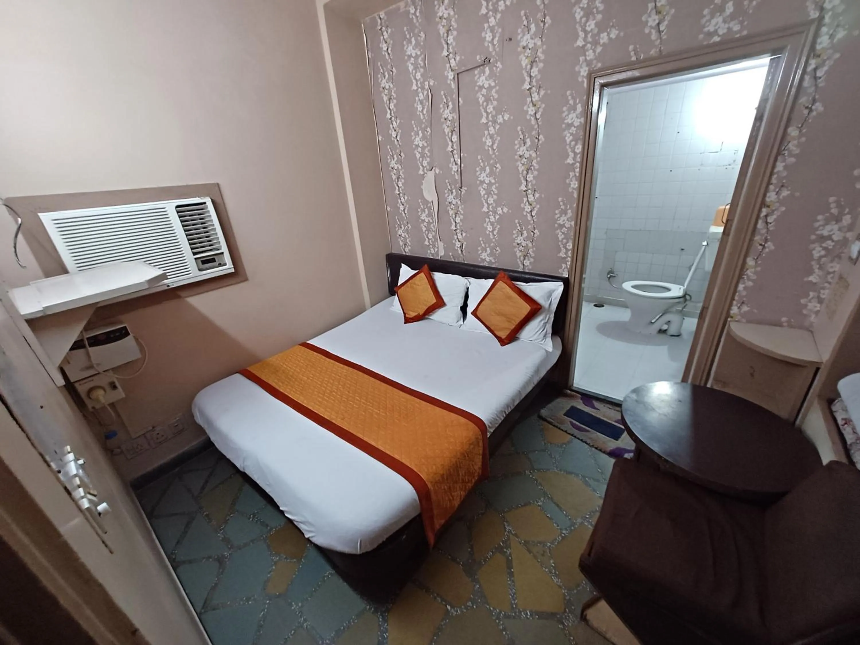Deluxe Room in Kailash Hotel