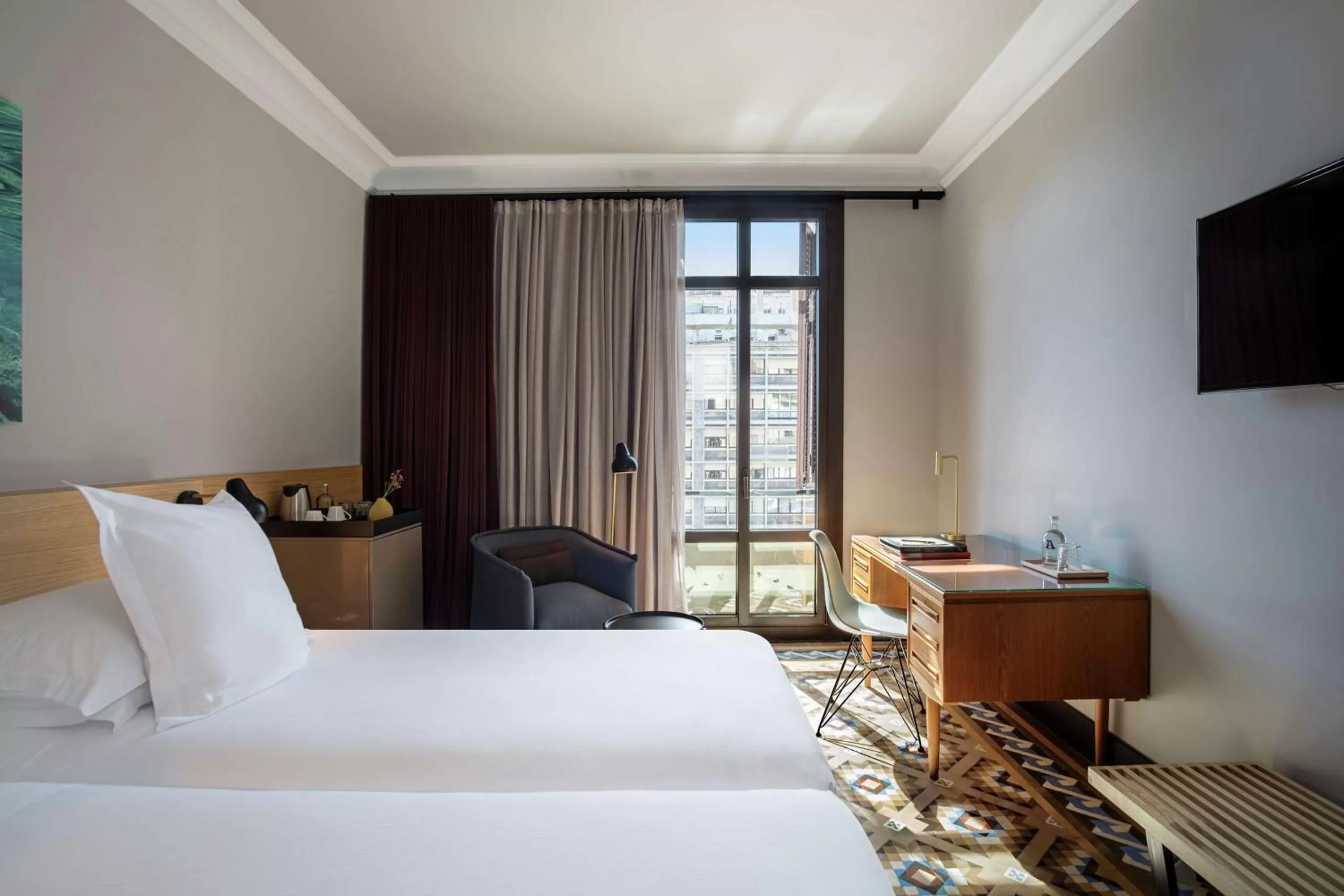 Collection Twin Room in Alexandra Barcelona Hotel, Curio Collection by Hilton