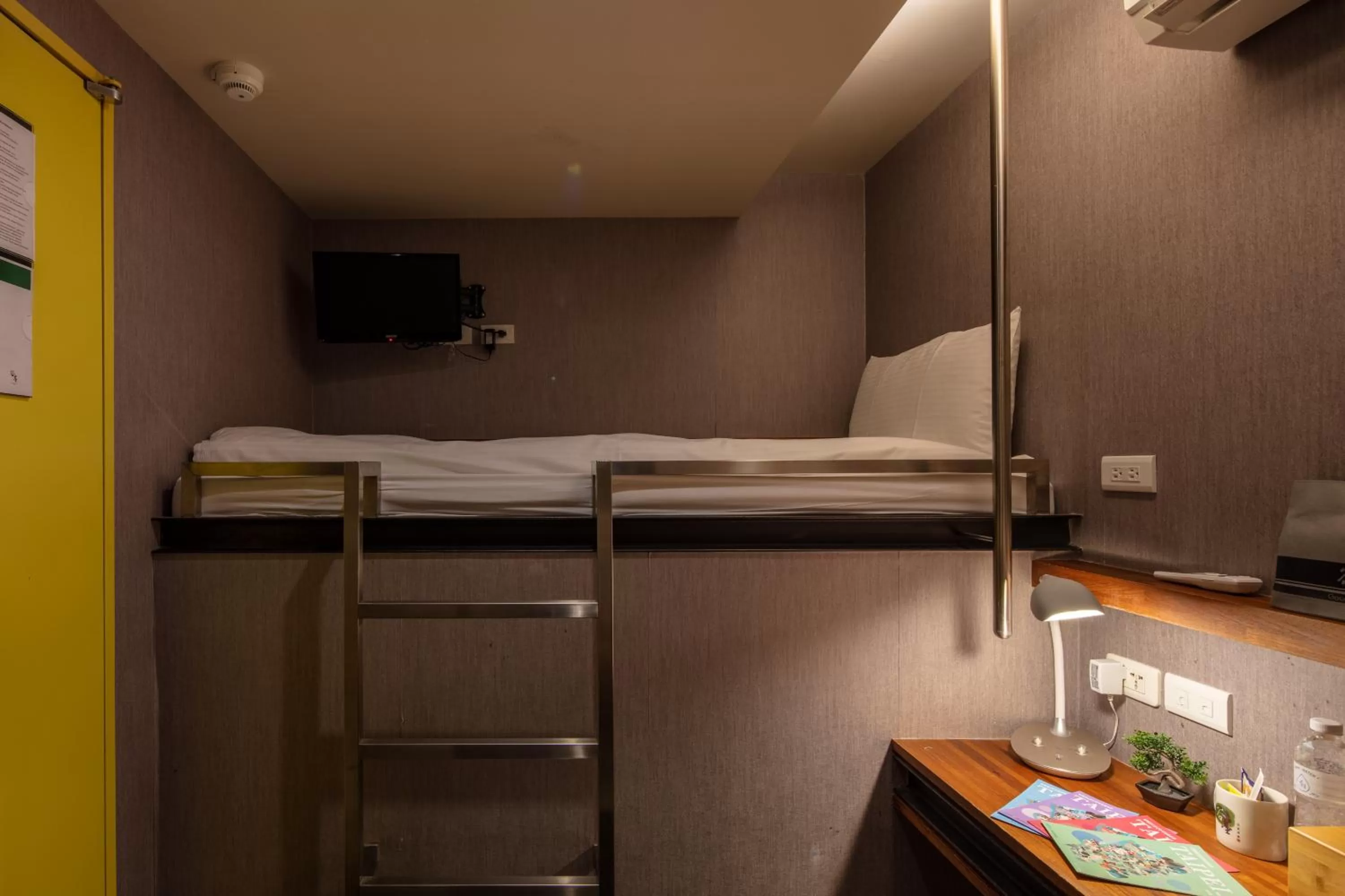 Single Room with Private Bathroom-No Window in Goodmore Hotel