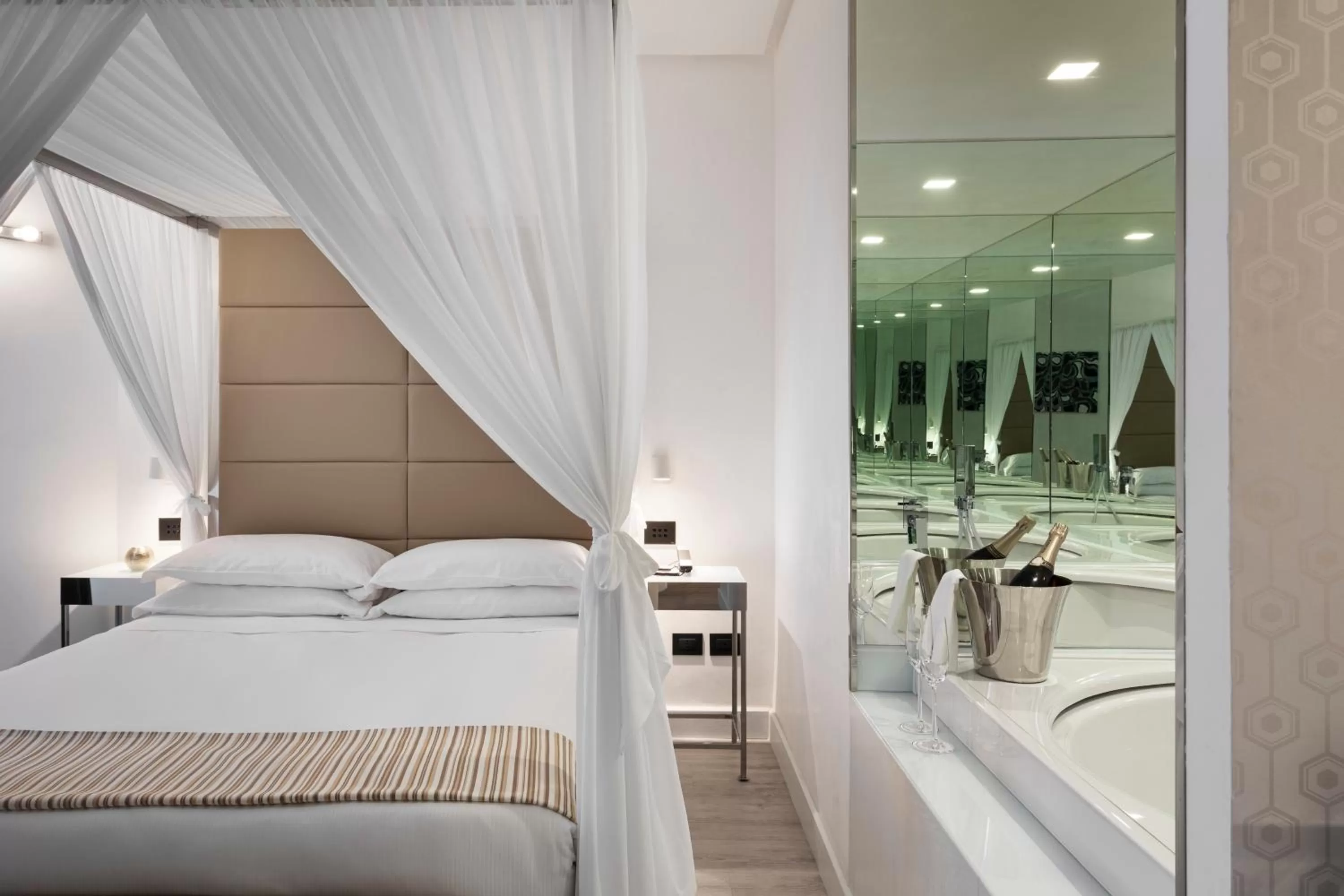 King Suite with Spa Bath in LHP Napoli Palace & SPA