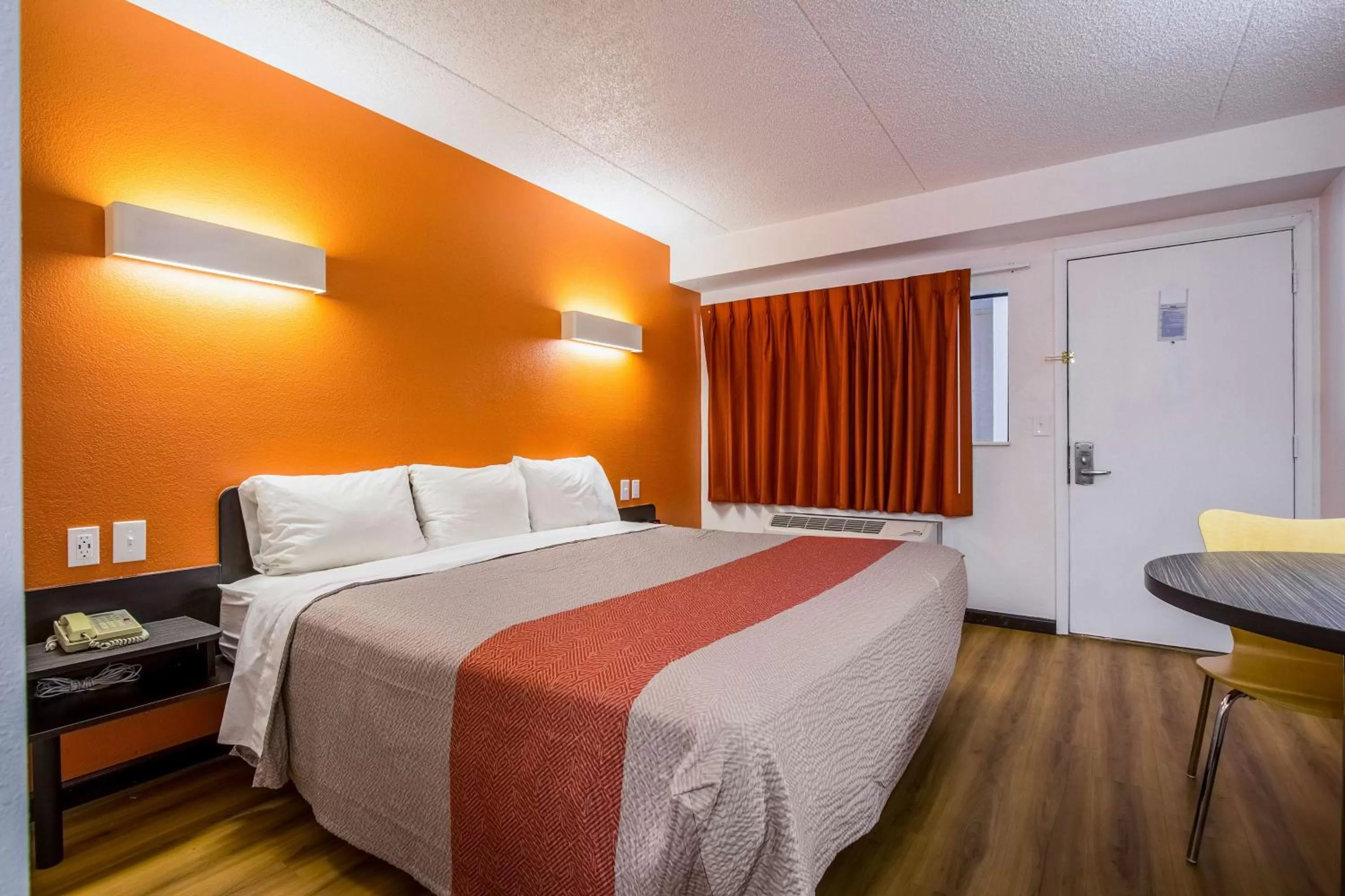 King Room - Disability Access - Non-Smoking in Motel 6-Ashland, OH