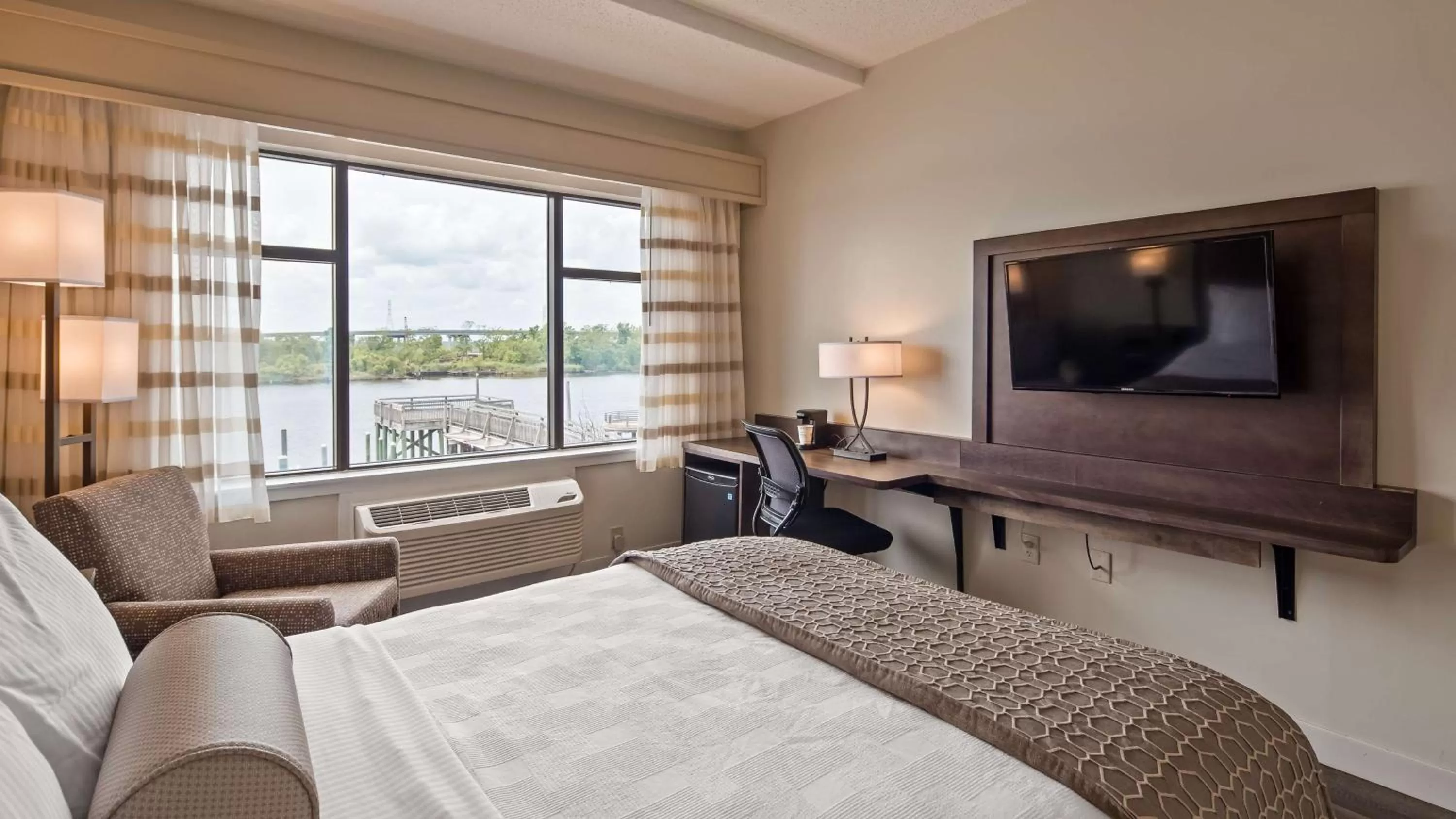 Queen Room with Walk-In Shower - Mobility Access/Communication Assistance/Non-Smoking in Best Western Plus Coastline Inn